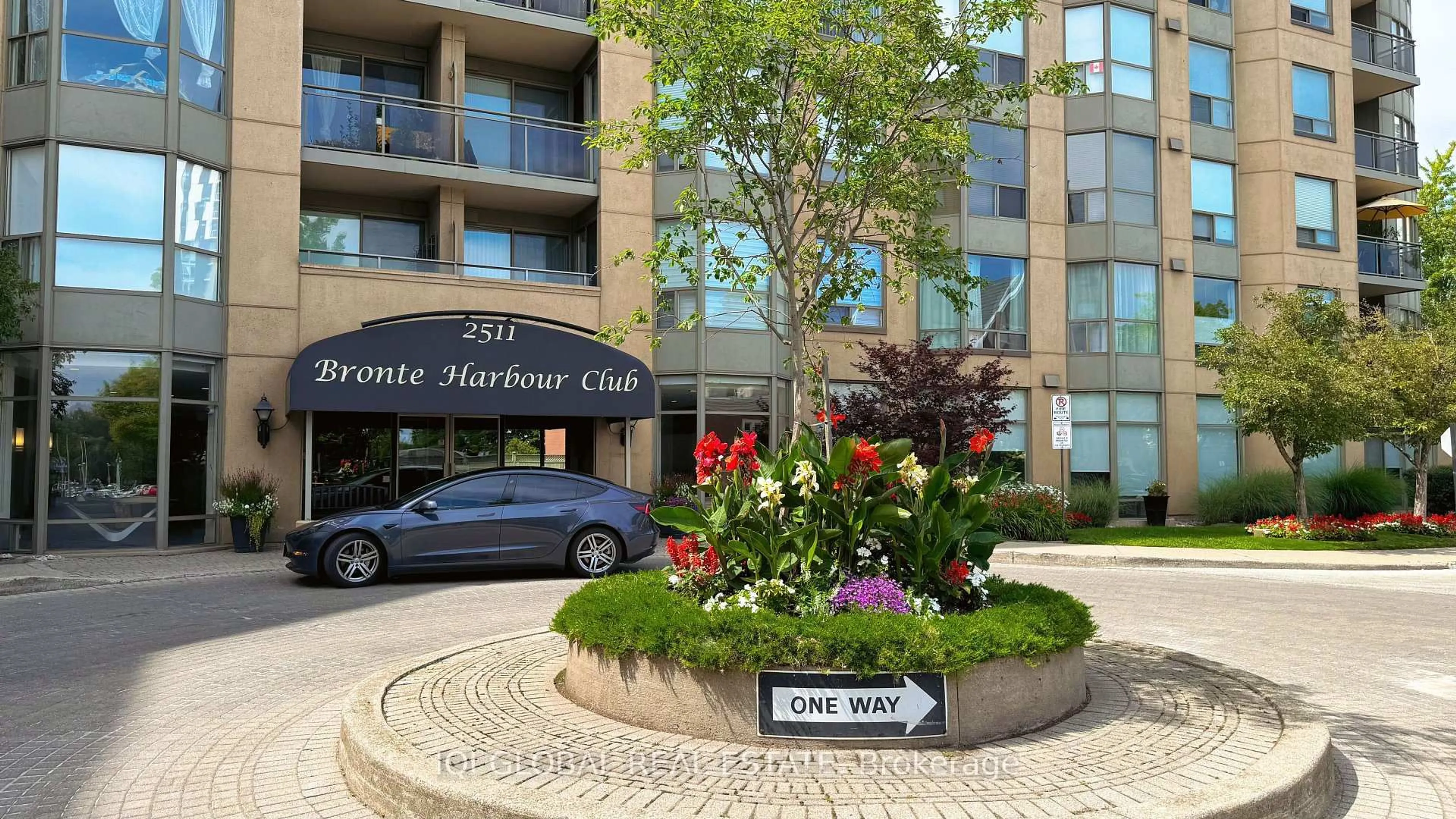 Indoor foyer for 2511 Lakeshore Rd #109, Oakville Ontario L6L 6L9