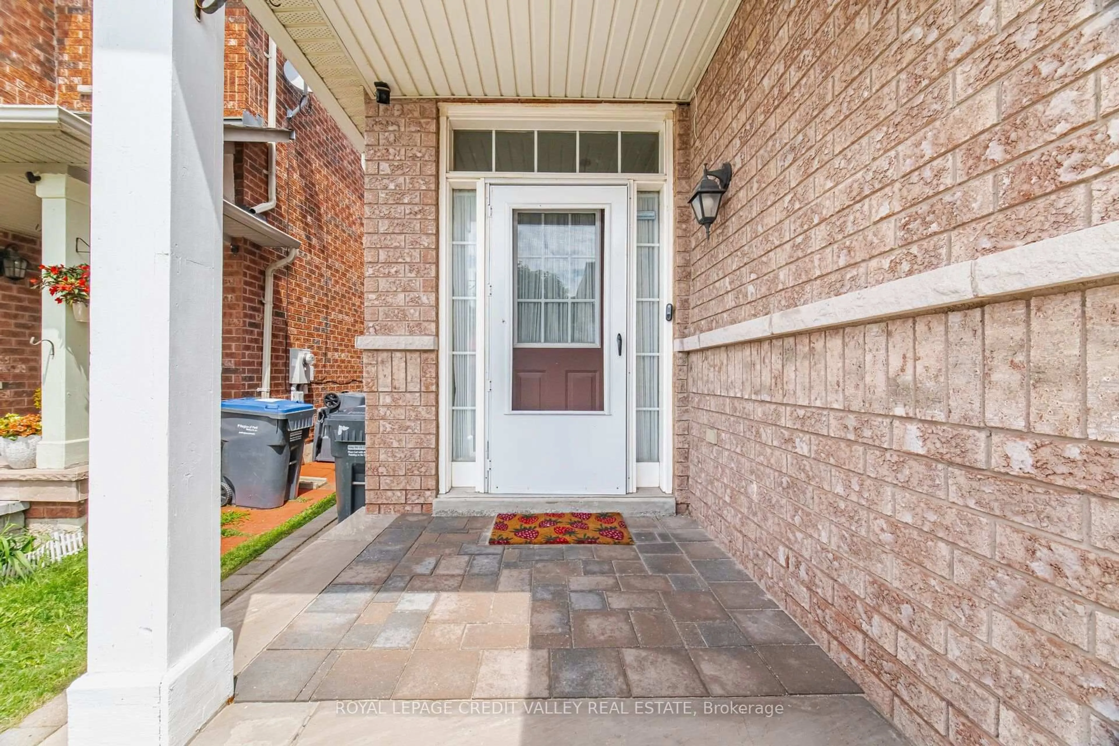Indoor entryway for 7443 Russian Olive Clse, Mississauga Ontario L5N 8N7