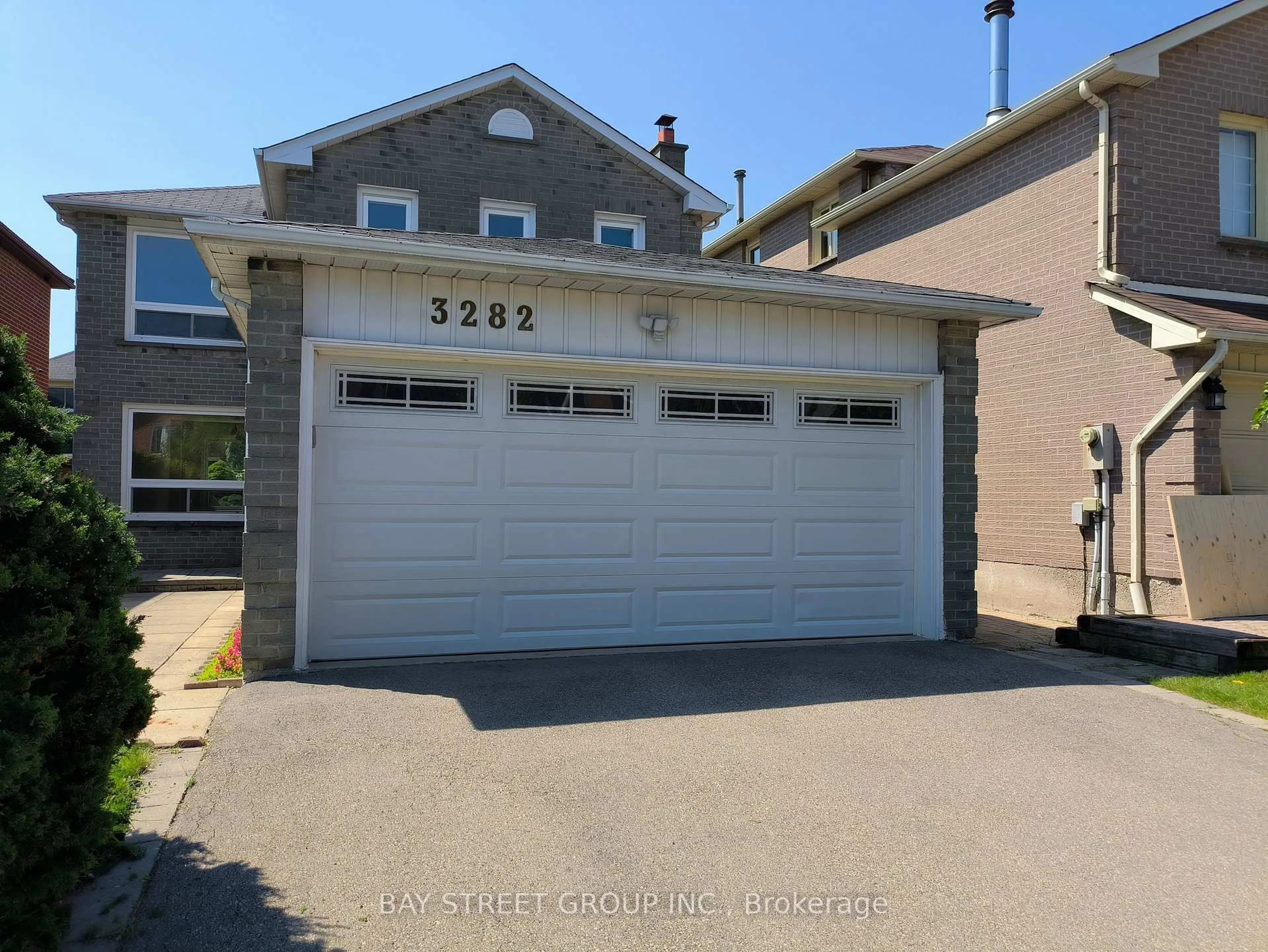Indoor garage for 3282 Dragon Dr, Mississauga Ontario L5B 3G7