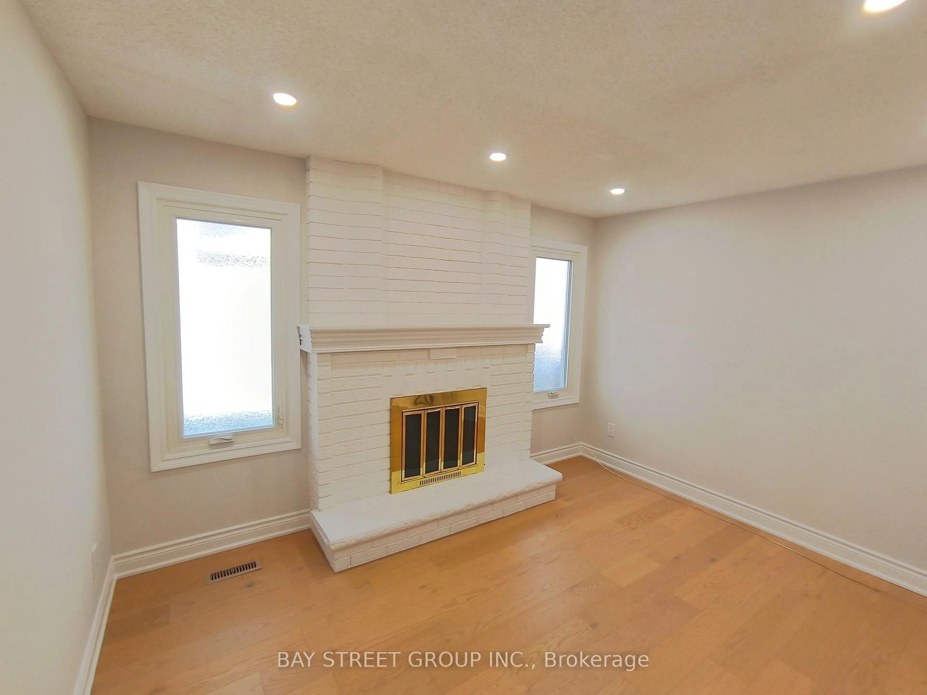 A pic of a room for 3282 Dragon Dr, Mississauga Ontario L5B 3G7