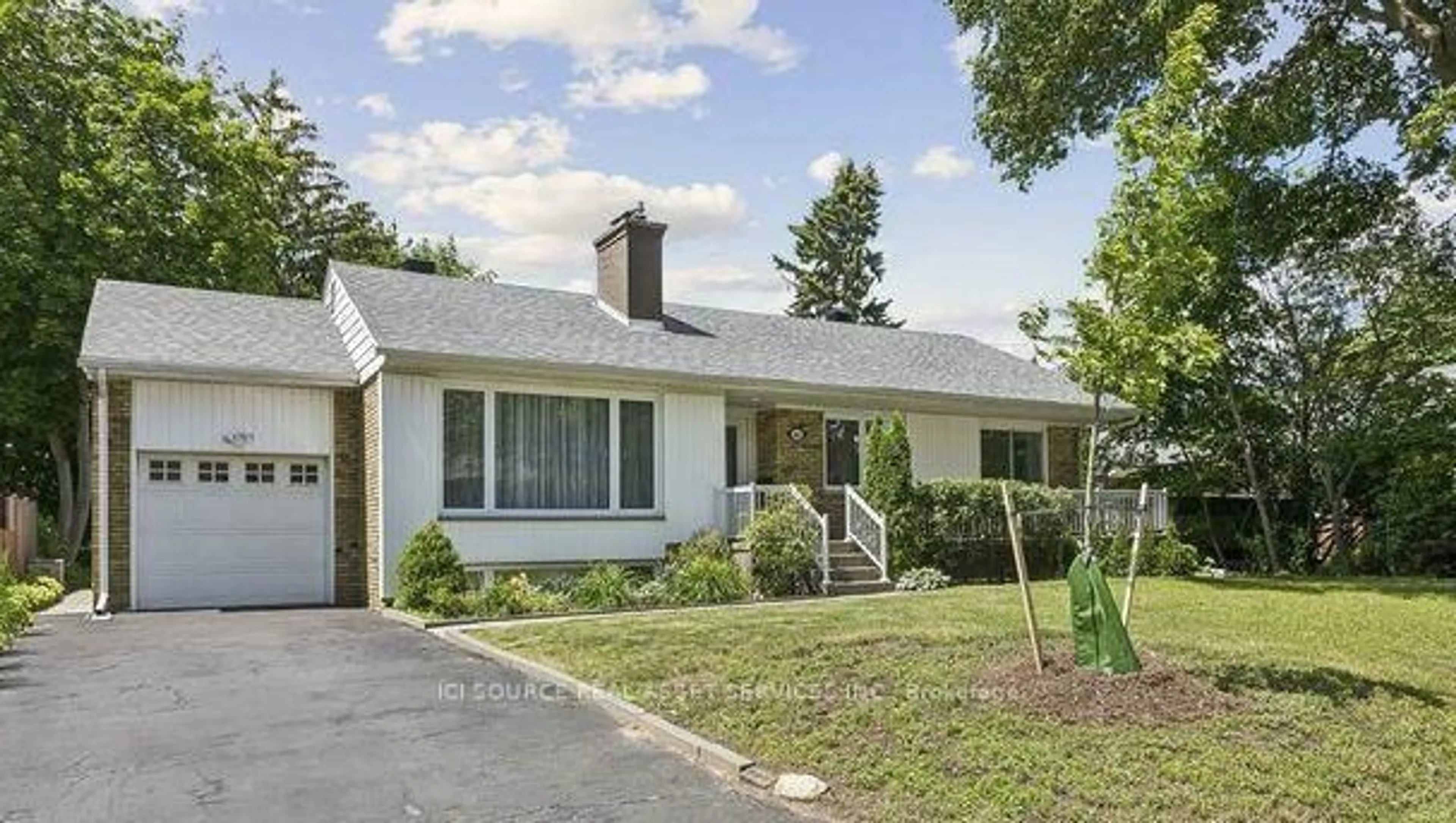 Home with vinyl exterior material, street for 1603 Lincolnshire Blvd, Mississauga Ontario L5E 2S8