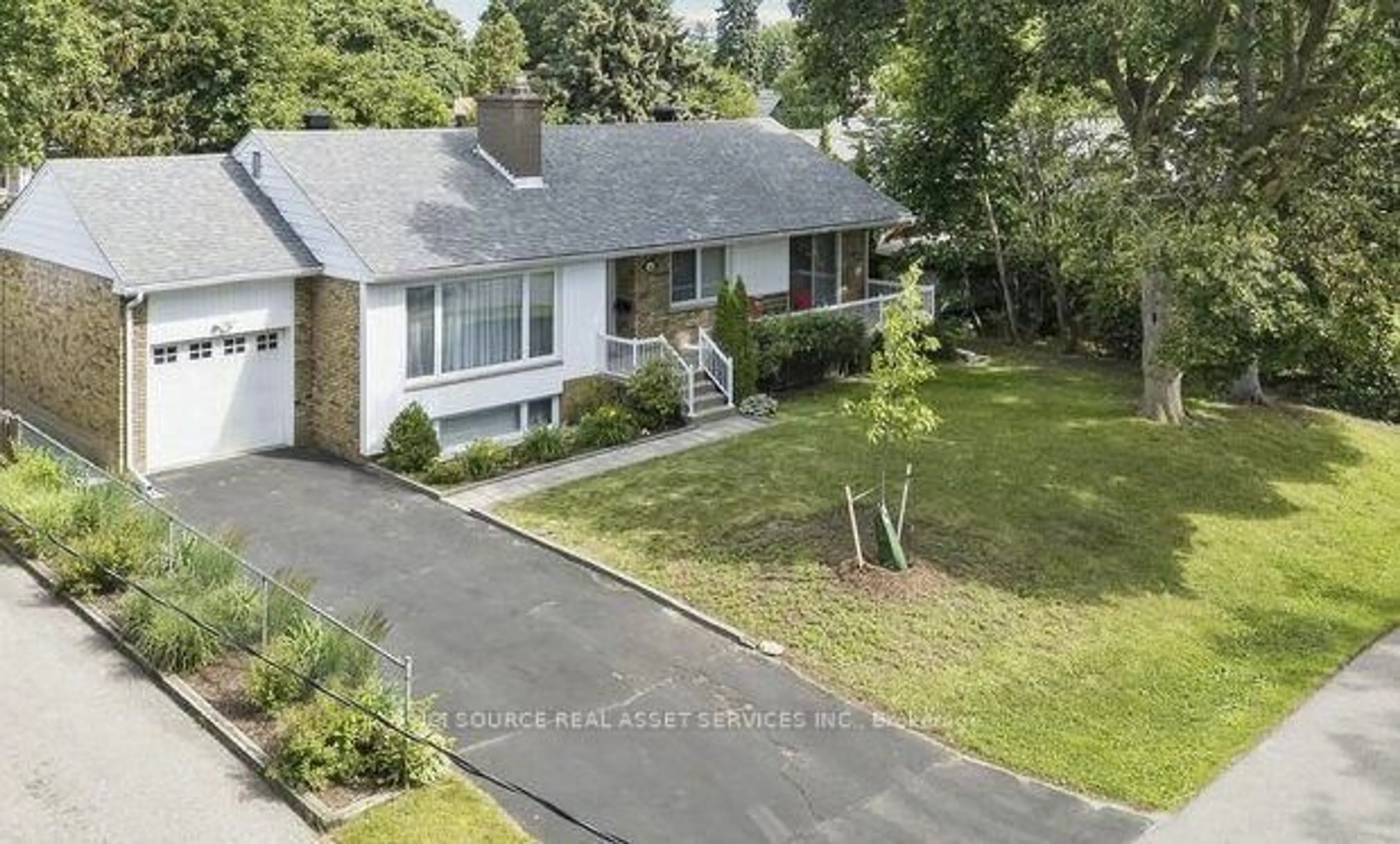 A pic from outside/outdoor area/front of a property/back of a property/a pic from drone, street for 1603 Lincolnshire Blvd, Mississauga Ontario L5E 2S8