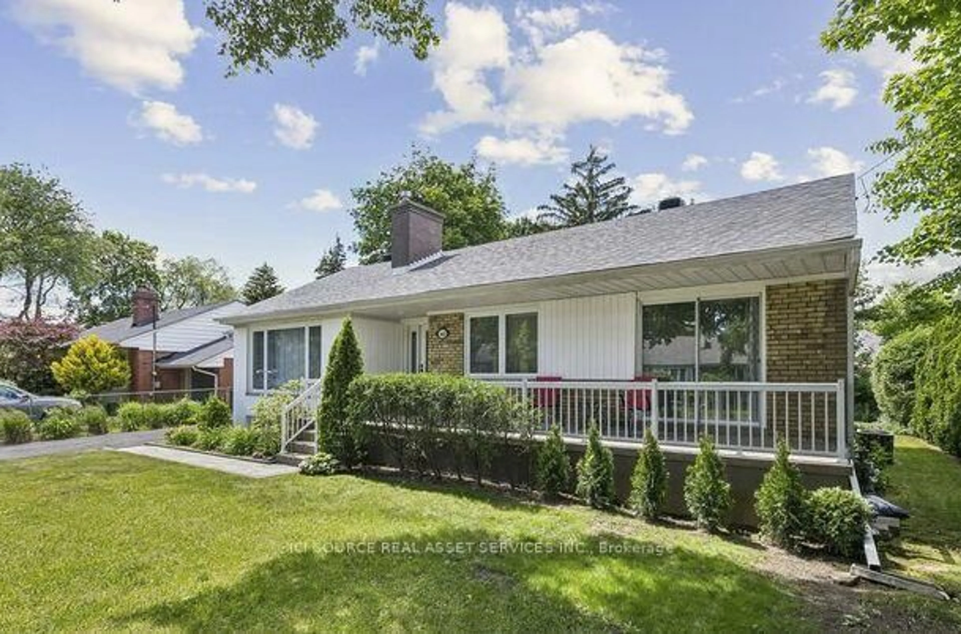 Home with vinyl exterior material, street for 1603 Lincolnshire Blvd, Mississauga Ontario L5E 2S8