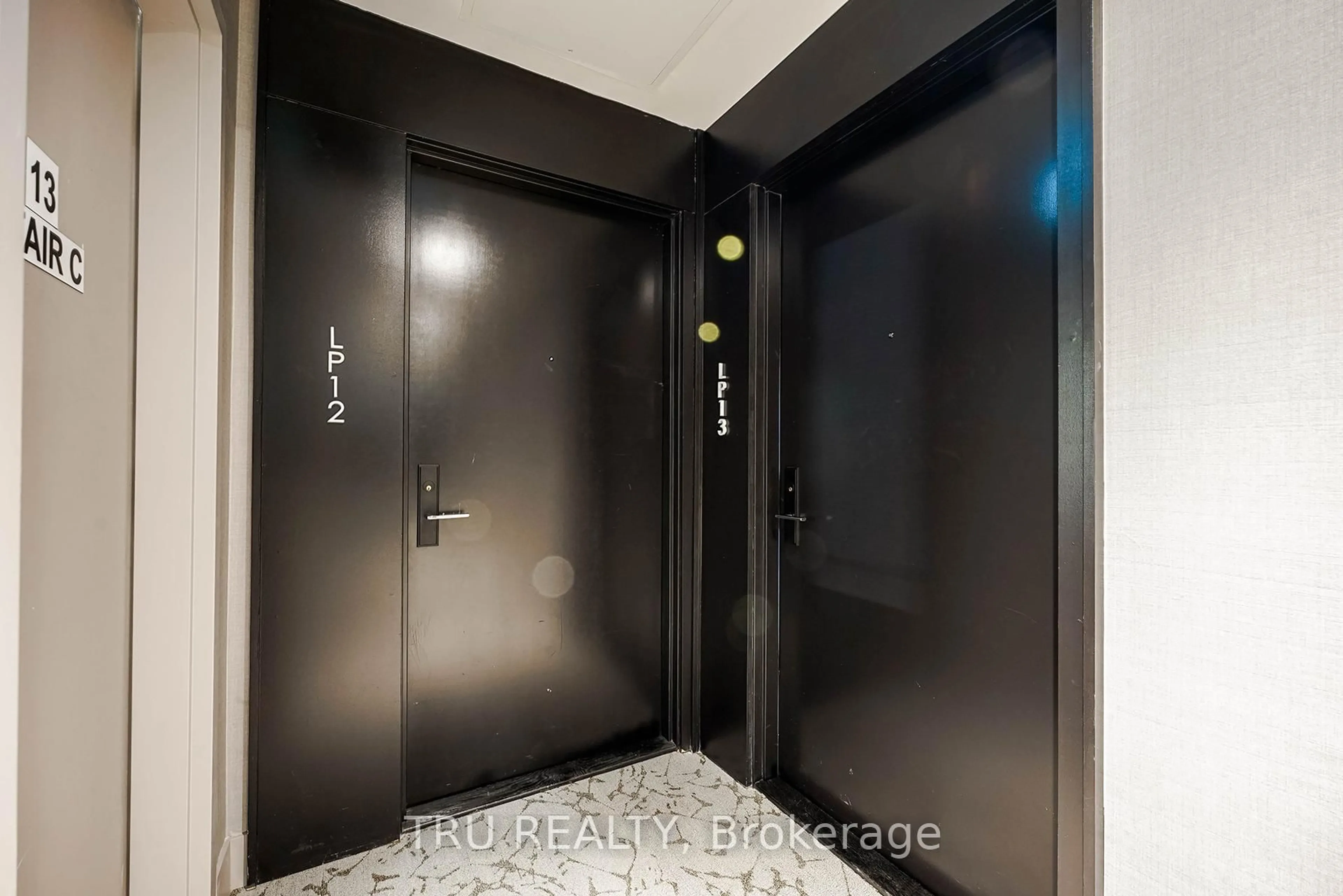 Indoor foyer for 270 Dufferin St #LPH12, Toronto Ontario M6K 0H8