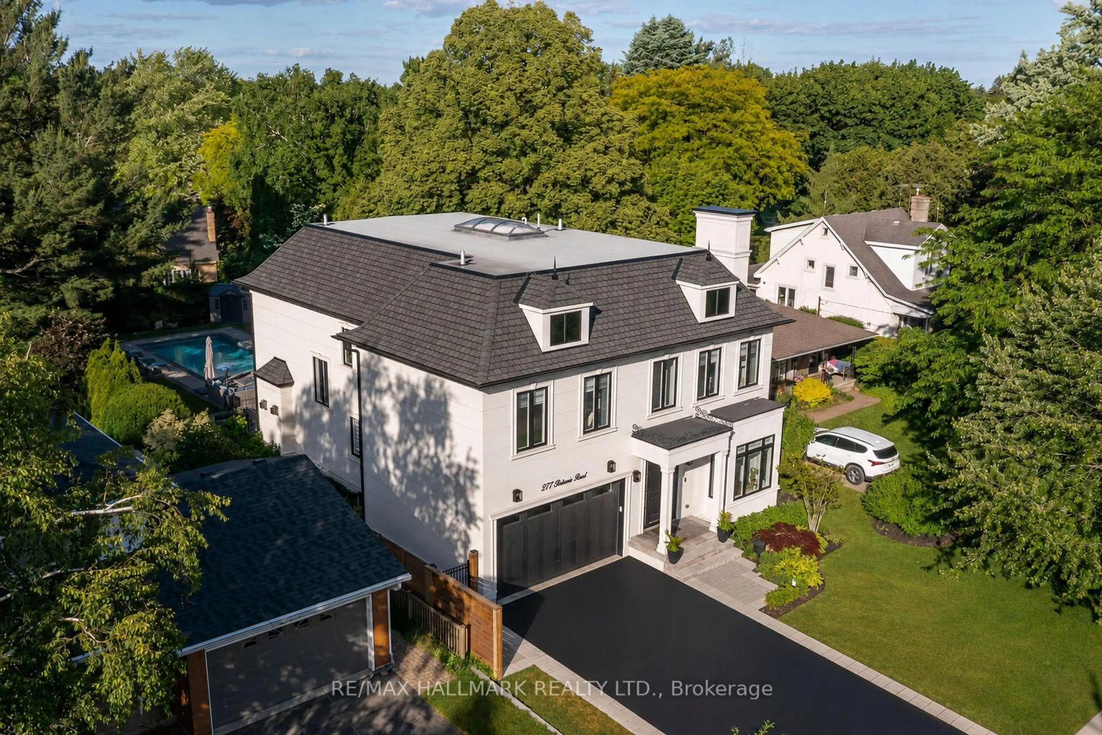 A pic from outside/outdoor area/front of a property/back of a property/a pic from drone, street for 277 Belvenia Rd, Burlington Ontario L7L 2G5
