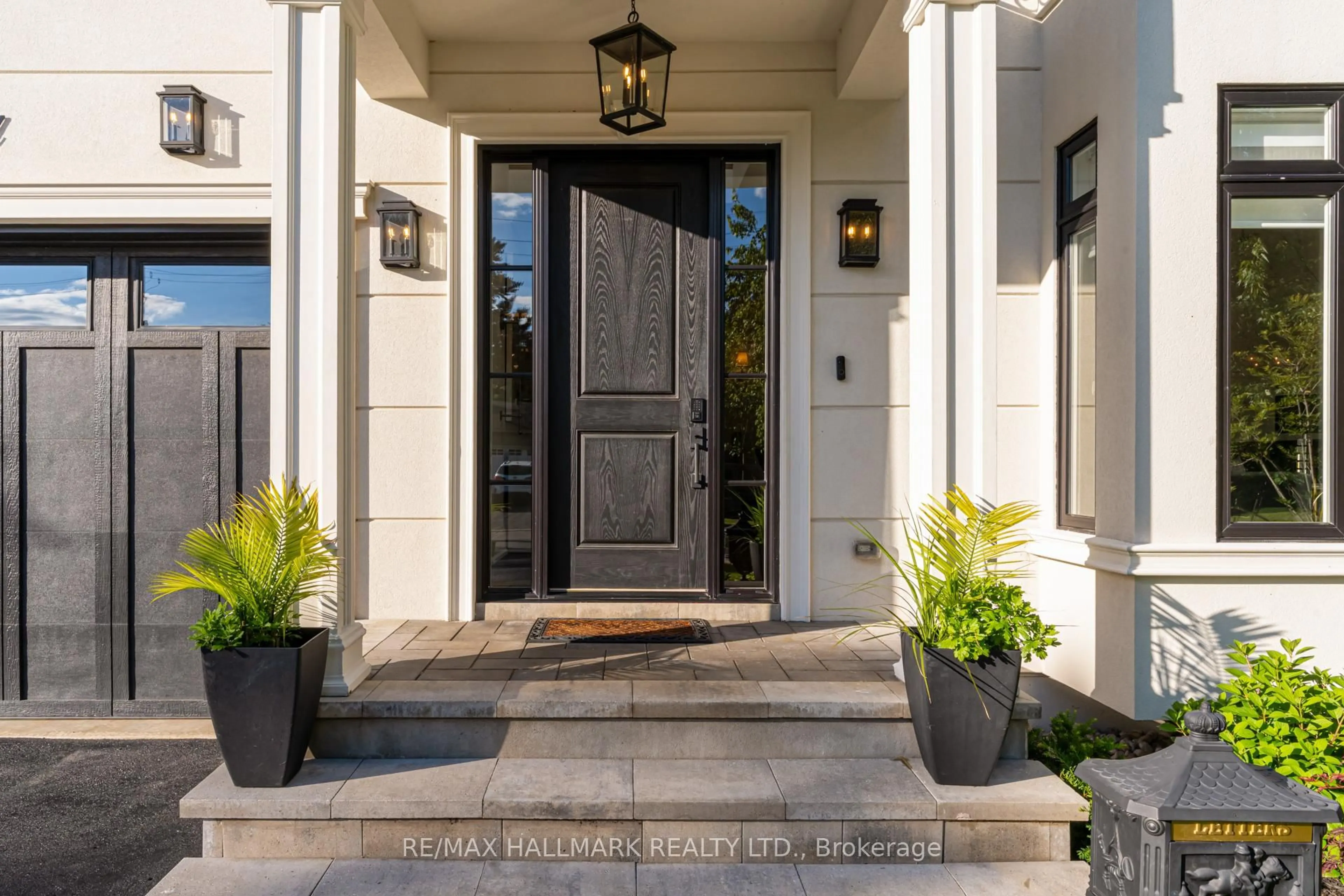 Indoor entryway for 277 Belvenia Rd, Burlington Ontario L7L 2G5
