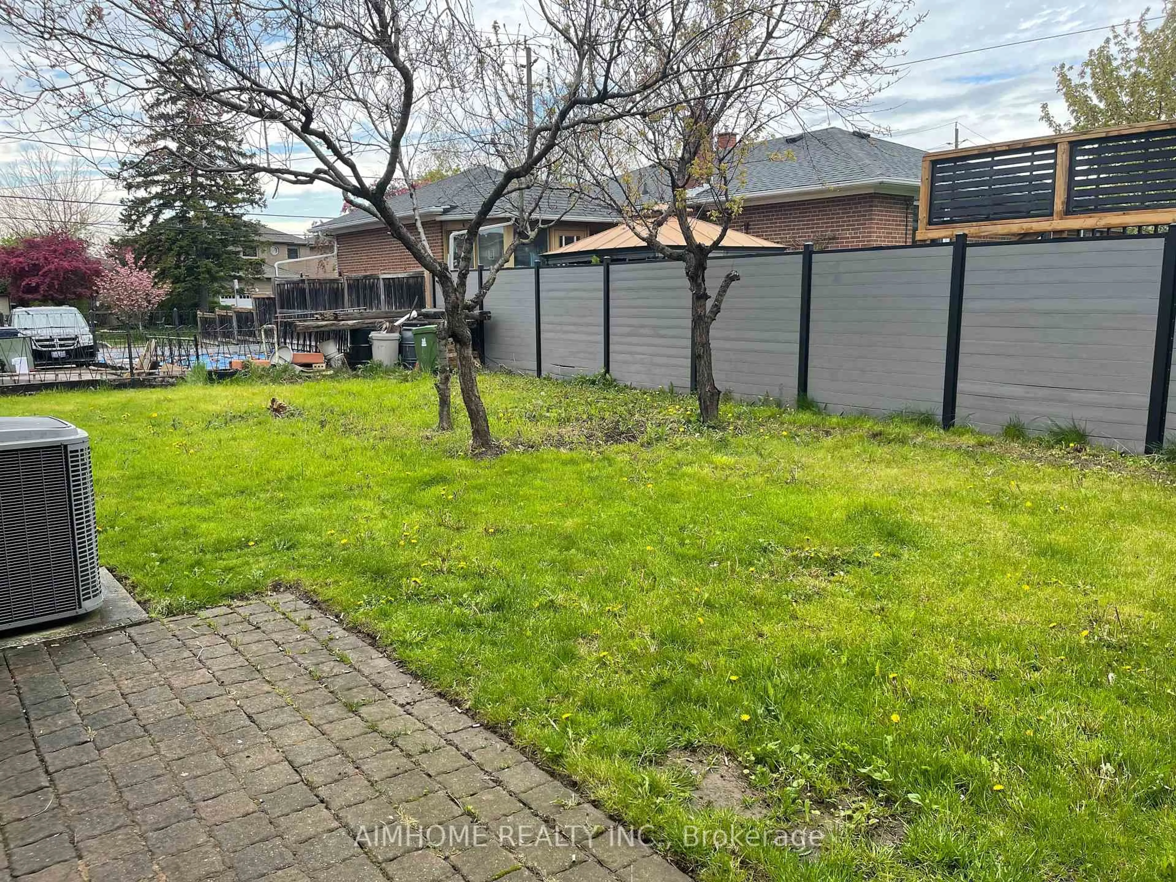 A pic from outside/outdoor area/front of a property/back of a property/a pic from drone, street for 170 Gracefield Ave, Toronto Ontario M6L 1L5