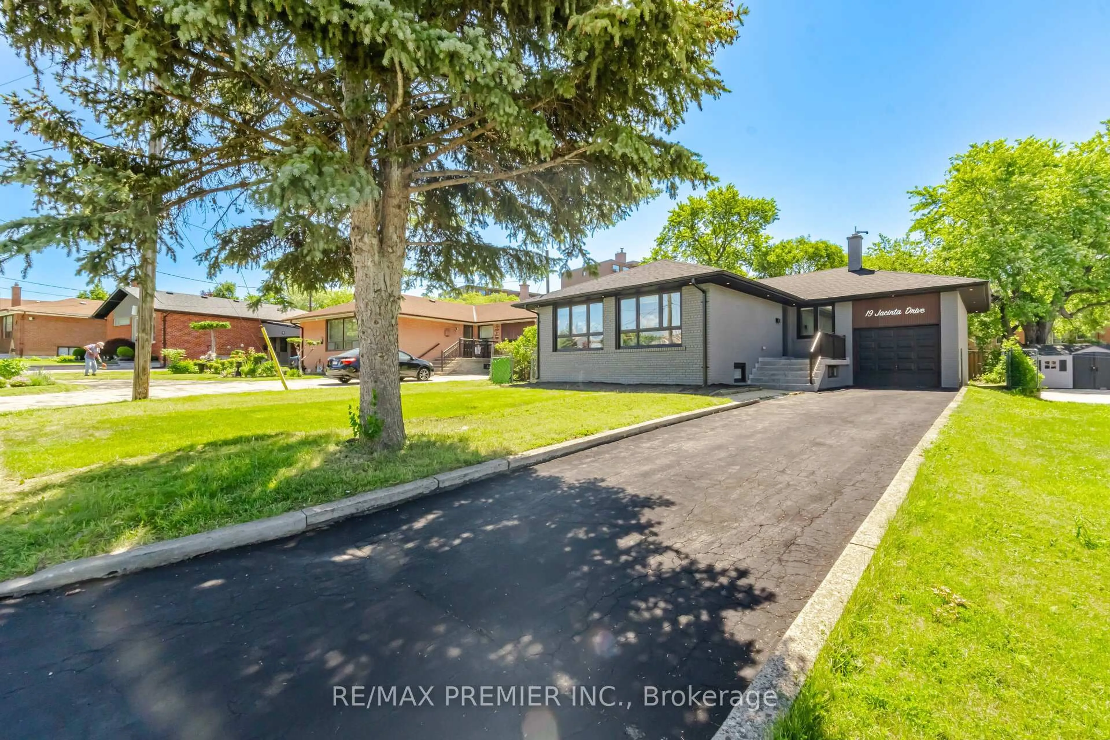 A pic from outside/outdoor area/front of a property/back of a property/a pic from drone, street for 19 Jacinta Dr, Toronto Ontario M6L 1H6