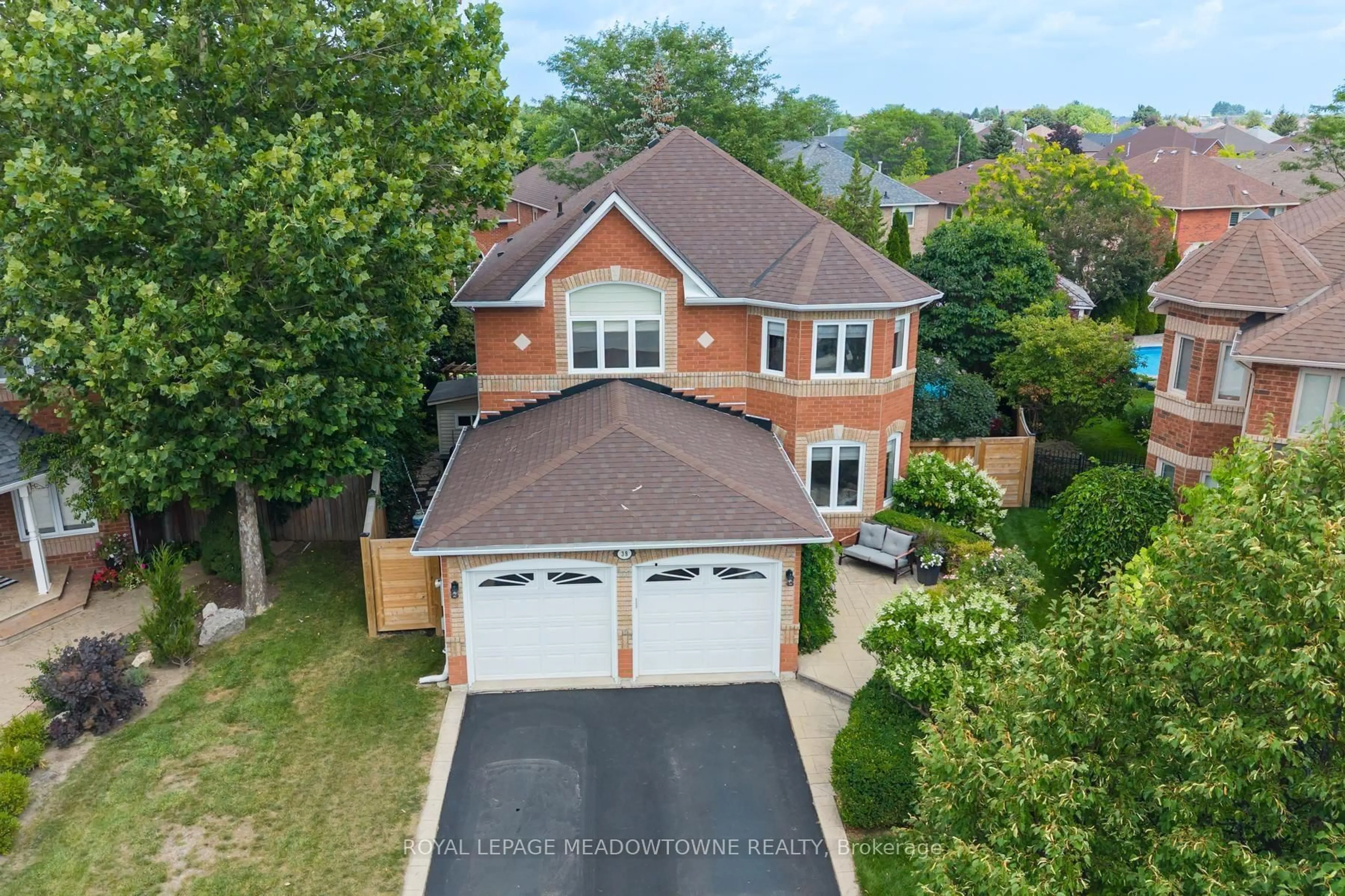 A pic from outside/outdoor area/front of a property/back of a property/a pic from drone, street for 38 Chester Cres, Halton Hills Ontario L7G 5W5