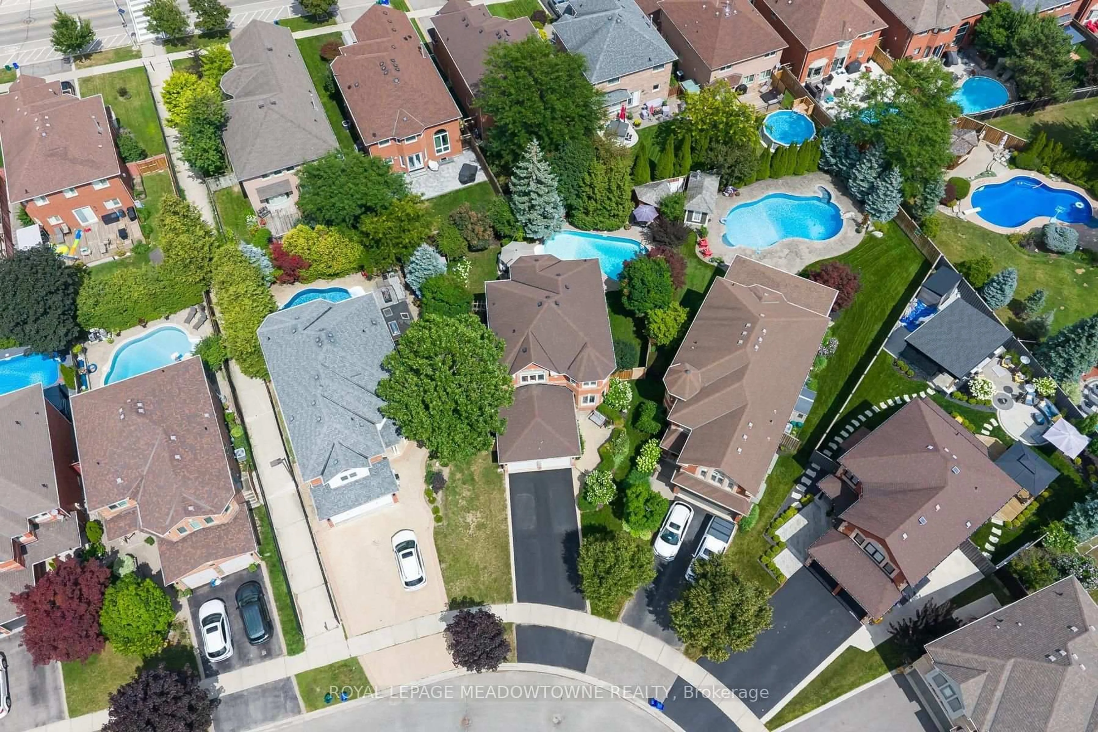 A pic from outside/outdoor area/front of a property/back of a property/a pic from drone, street for 38 Chester Cres, Halton Hills Ontario L7G 5W5