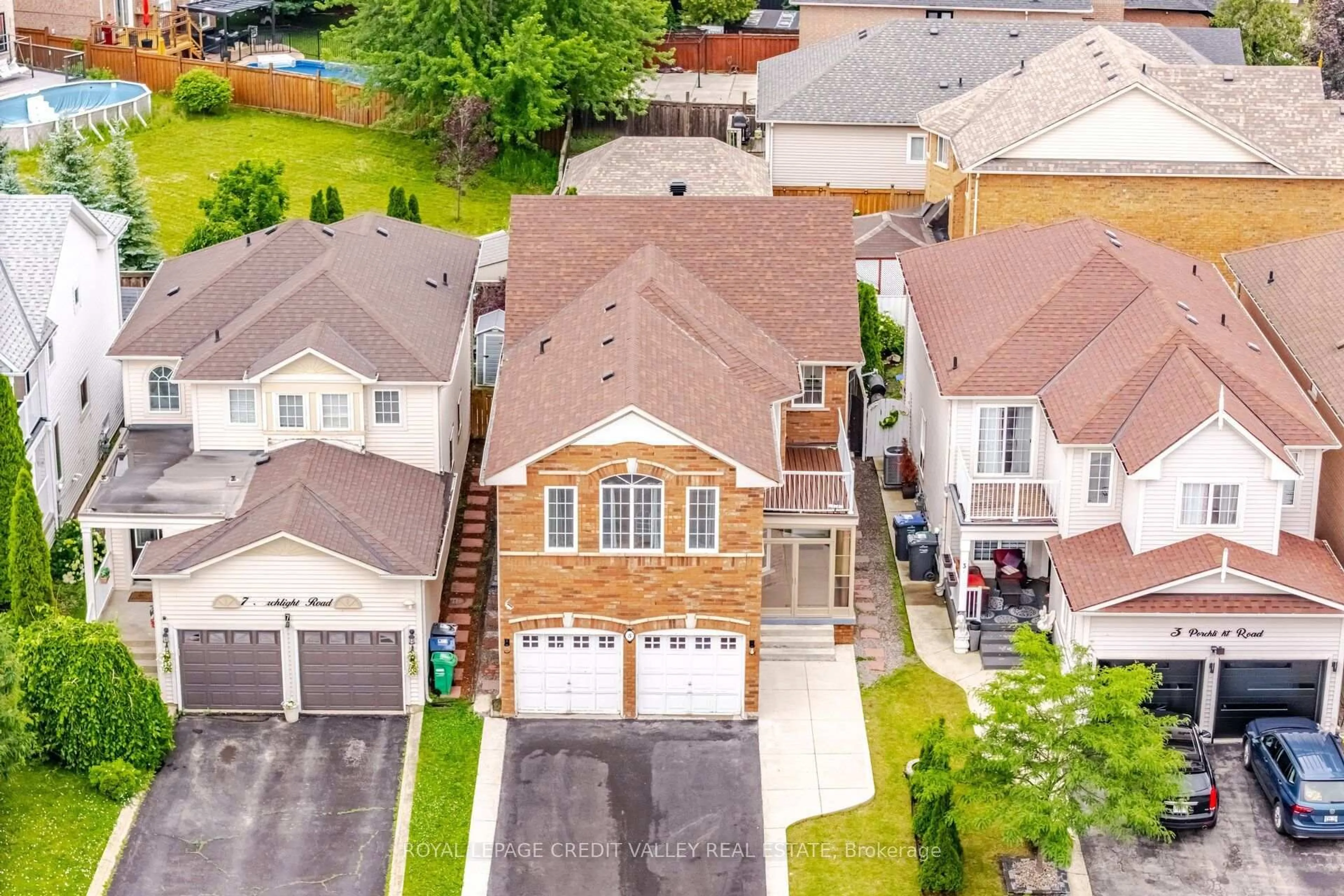 A pic from outside/outdoor area/front of a property/back of a property/a pic from drone, street for 5 Porchlight Rd, Brampton Ontario L6X 4S3