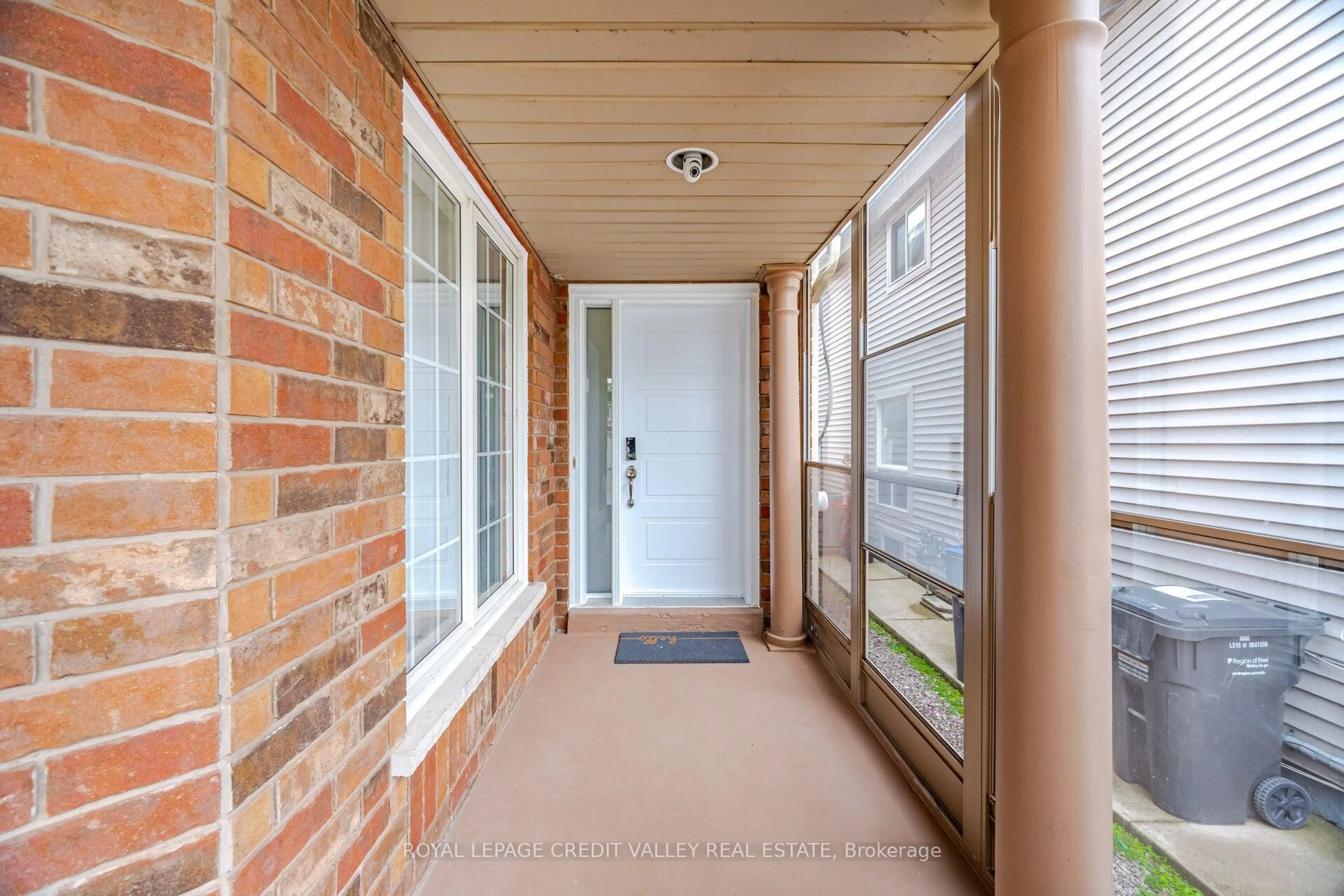 Indoor entryway for 5 Porchlight Rd, Brampton Ontario L6X 4S3