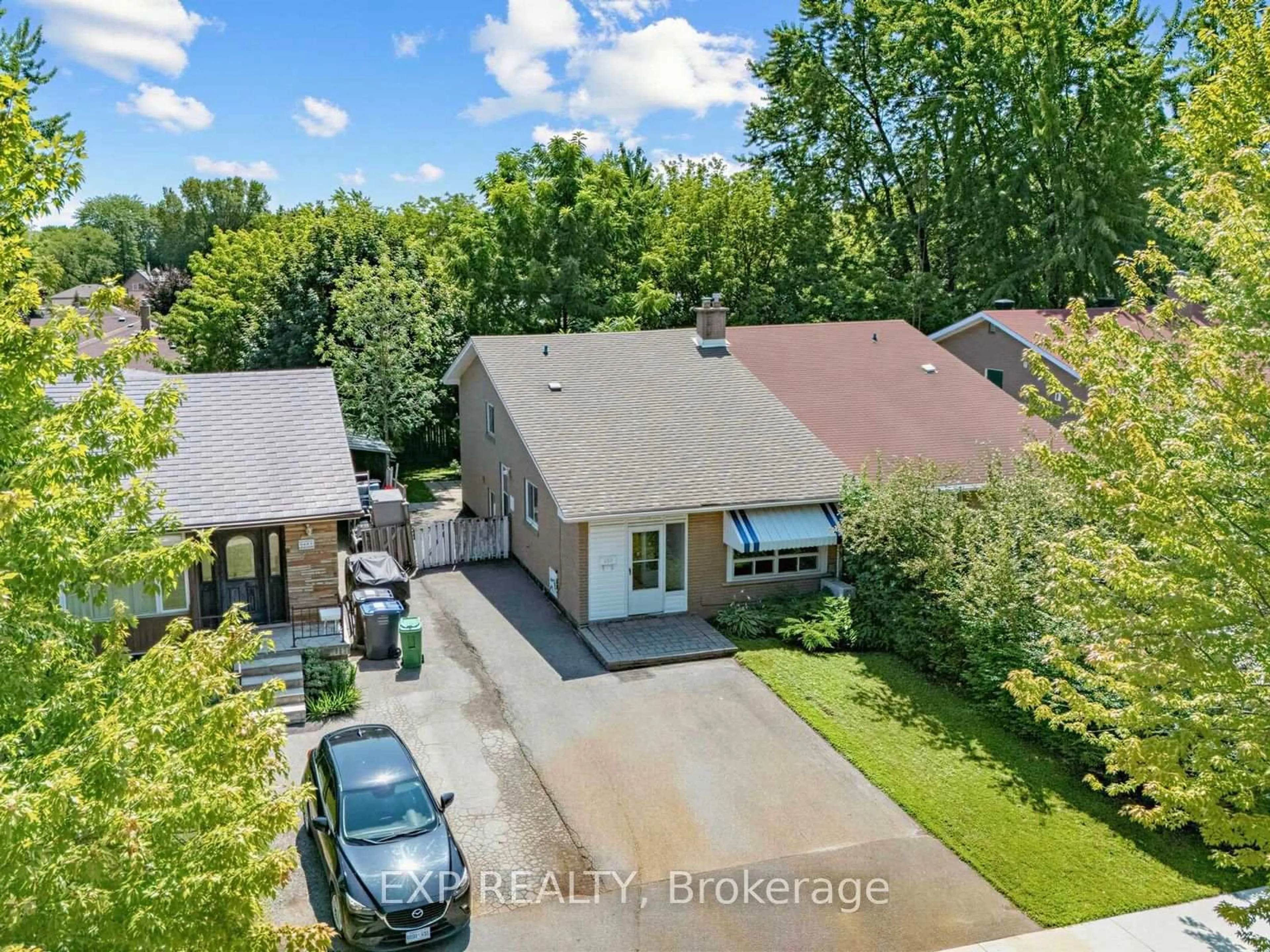 A pic from outside/outdoor area/front of a property/back of a property/a pic from drone, street for 1586 Sandgate Cres, Mississauga Ontario L5J 2E5