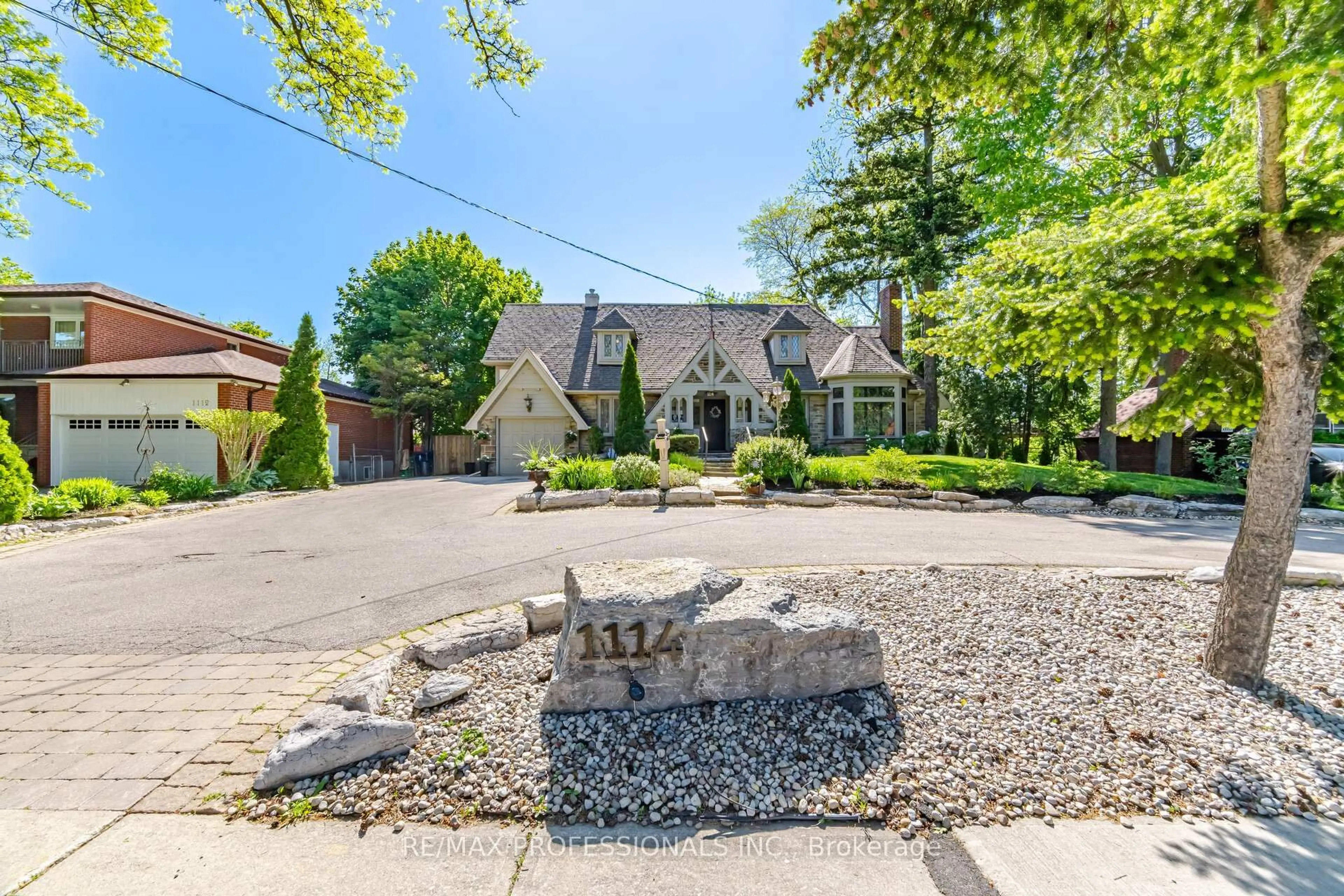A pic from outside/outdoor area/front of a property/back of a property/a pic from drone, street for 1114 Kipling Ave, Toronto Ontario M9B 3M5