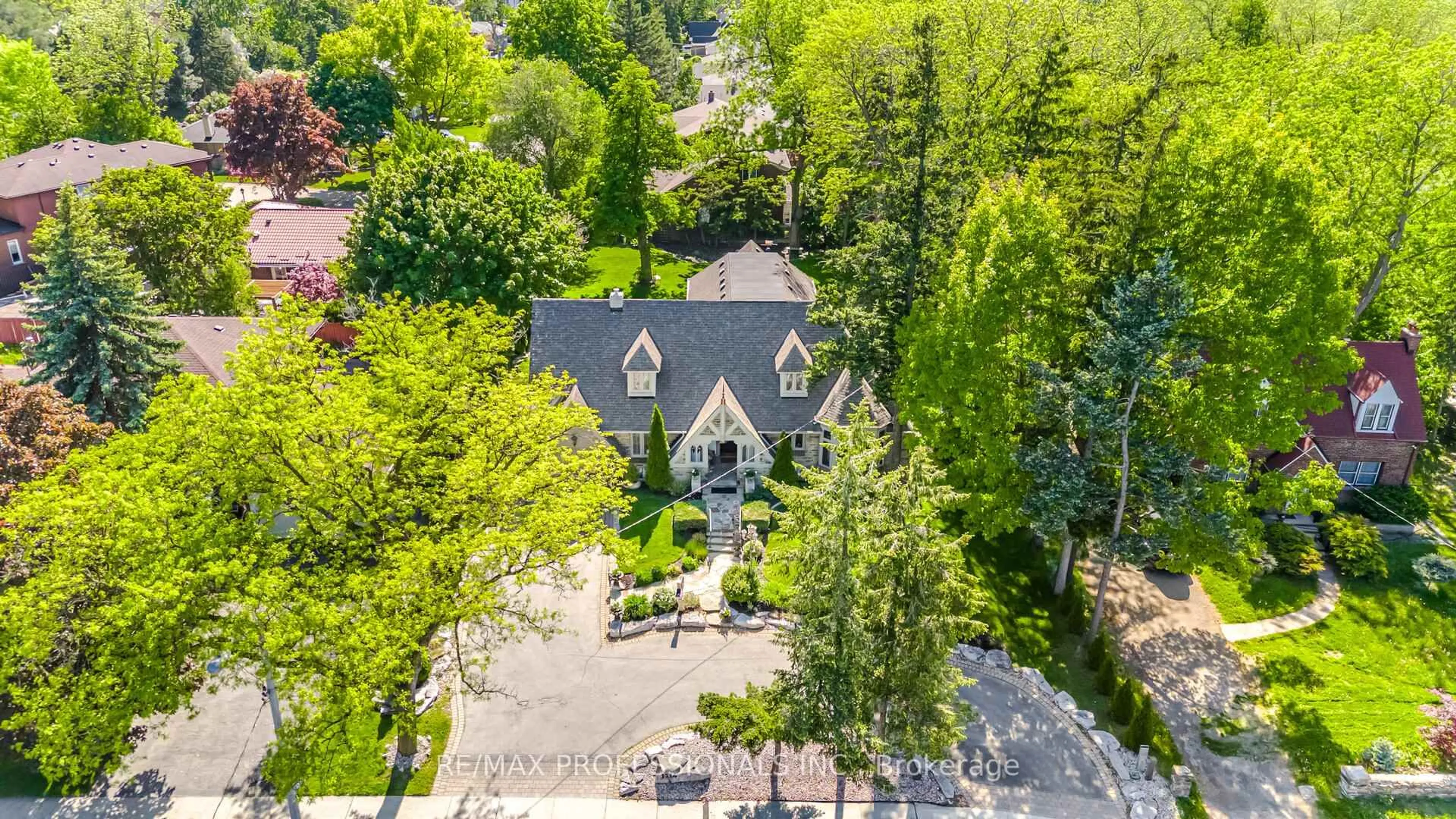 A pic from outside/outdoor area/front of a property/back of a property/a pic from drone, street for 1114 Kipling Ave, Toronto Ontario M9B 3M5