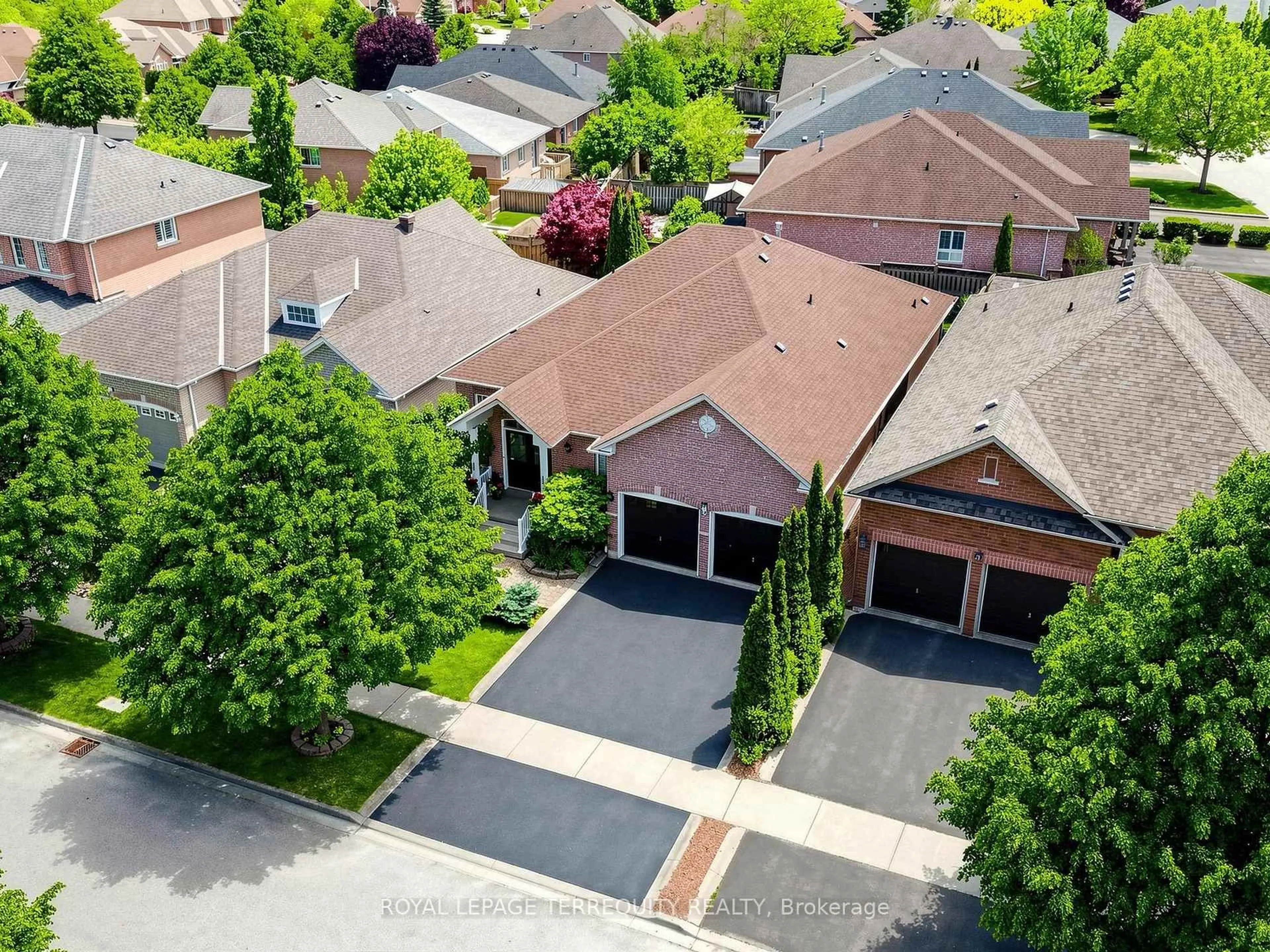 A pic from outside/outdoor area/front of a property/back of a property/a pic from drone, street for 19 Johnson Cres, Halton Hills Ontario L7G 6C9