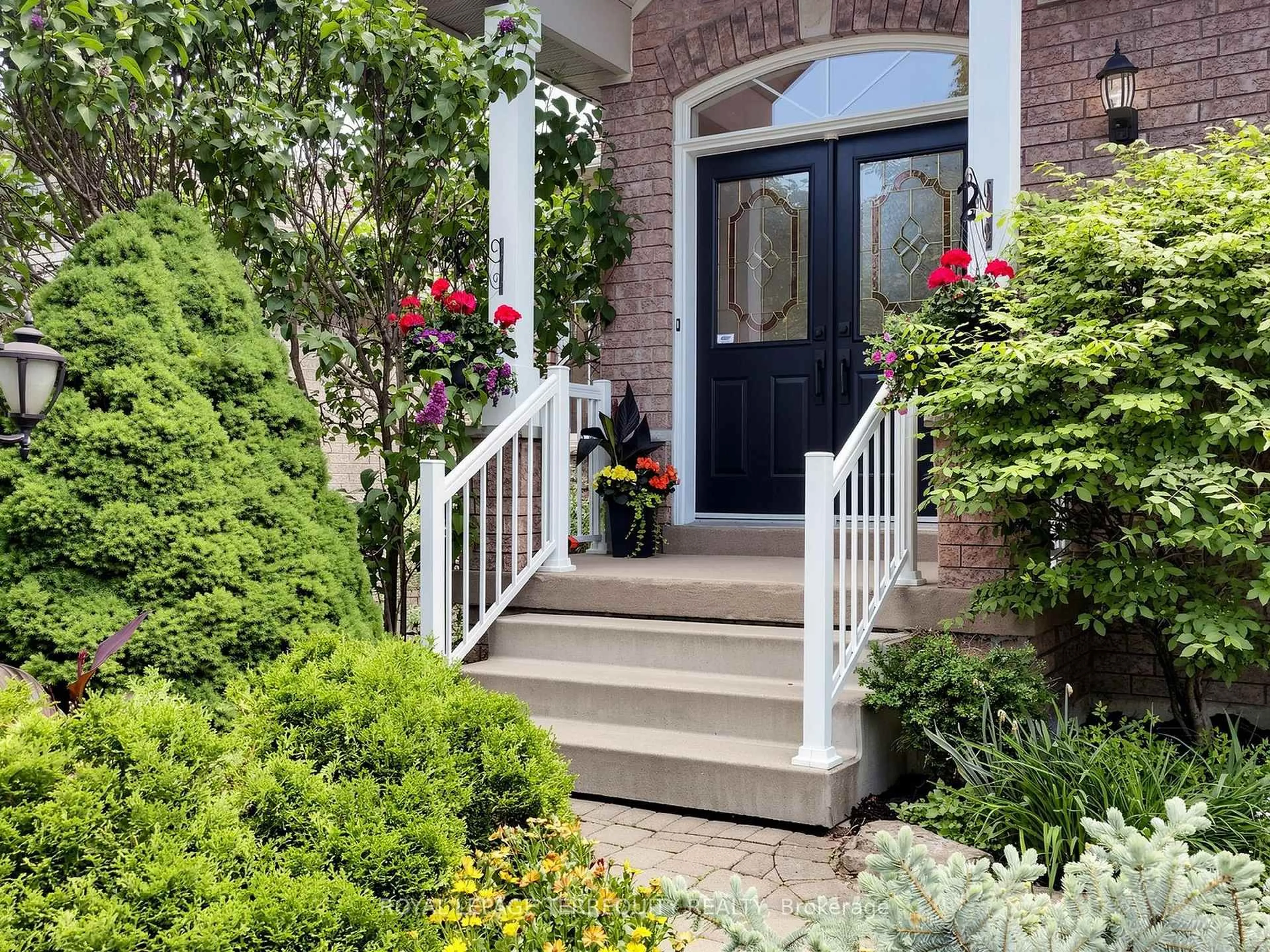 Indoor entryway for 19 Johnson Cres, Halton Hills Ontario L7G 6C9