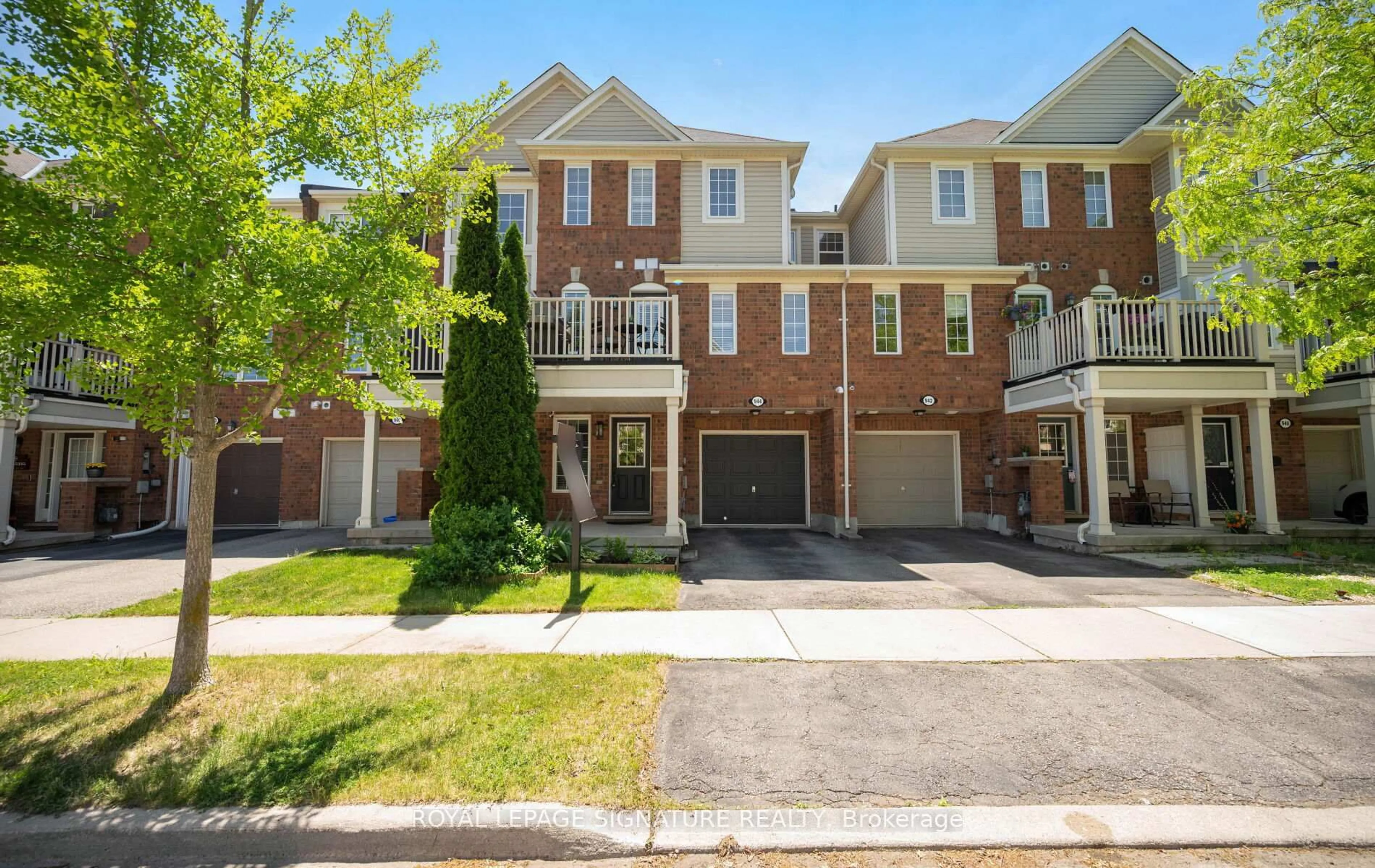 A pic from outside/outdoor area/front of a property/back of a property/a pic from drone, street for 944 Deverell Pl, Milton Ontario L9T 0M3