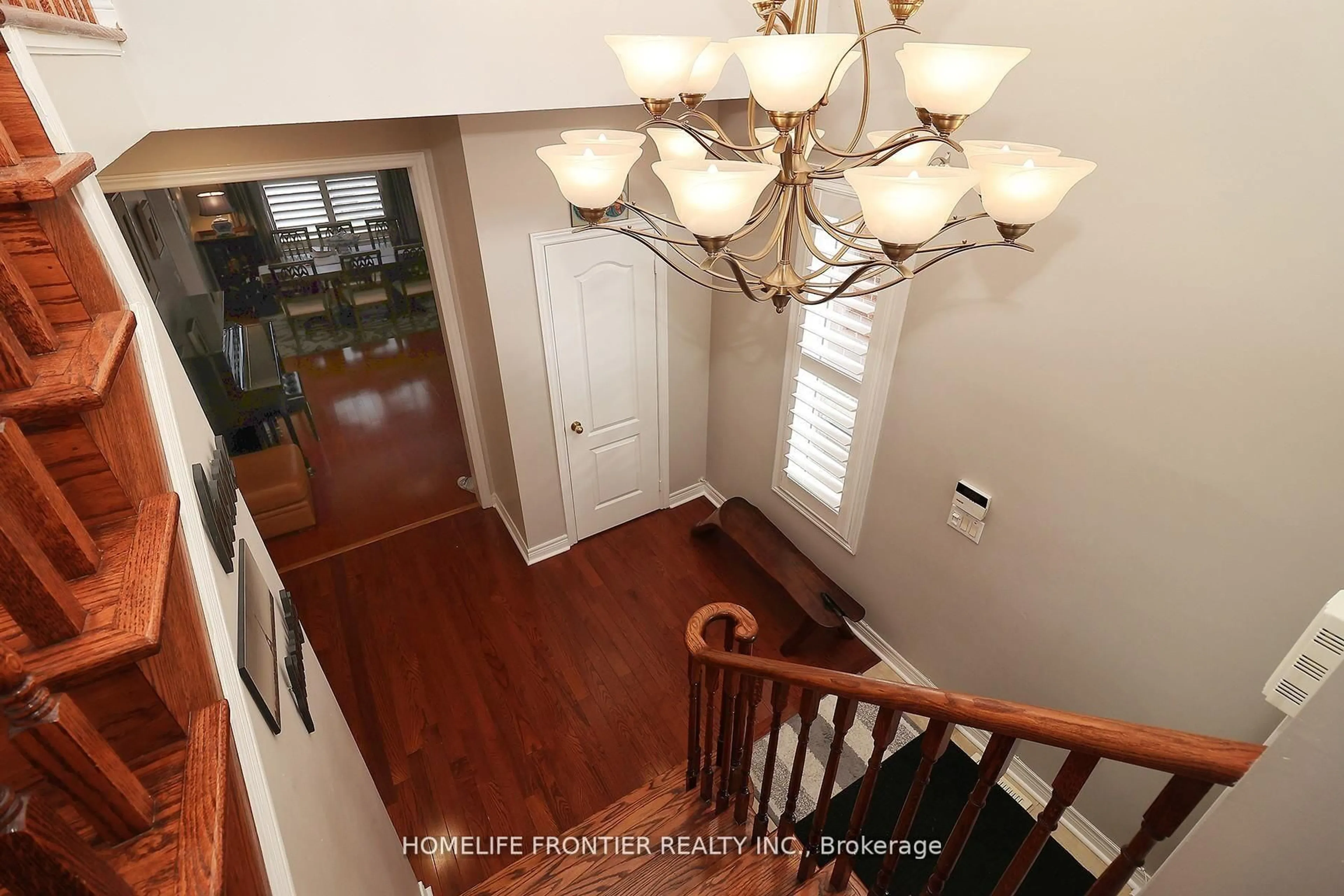 Indoor foyer for 3213 Escada Dr, Mississauga Ontario L5M 7V6