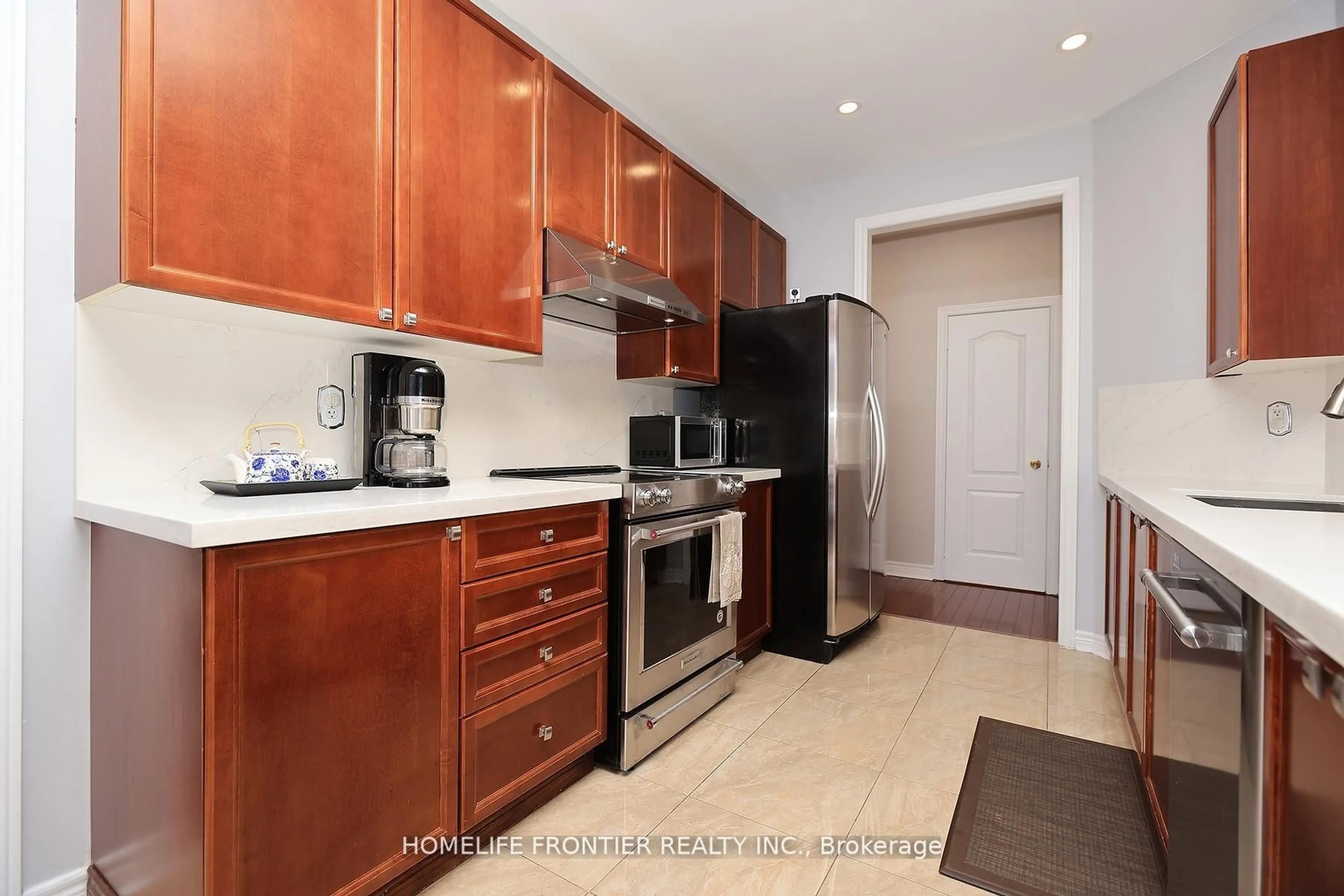 Standard kitchen, unknown for 3213 Escada Dr, Mississauga Ontario L5M 7V6