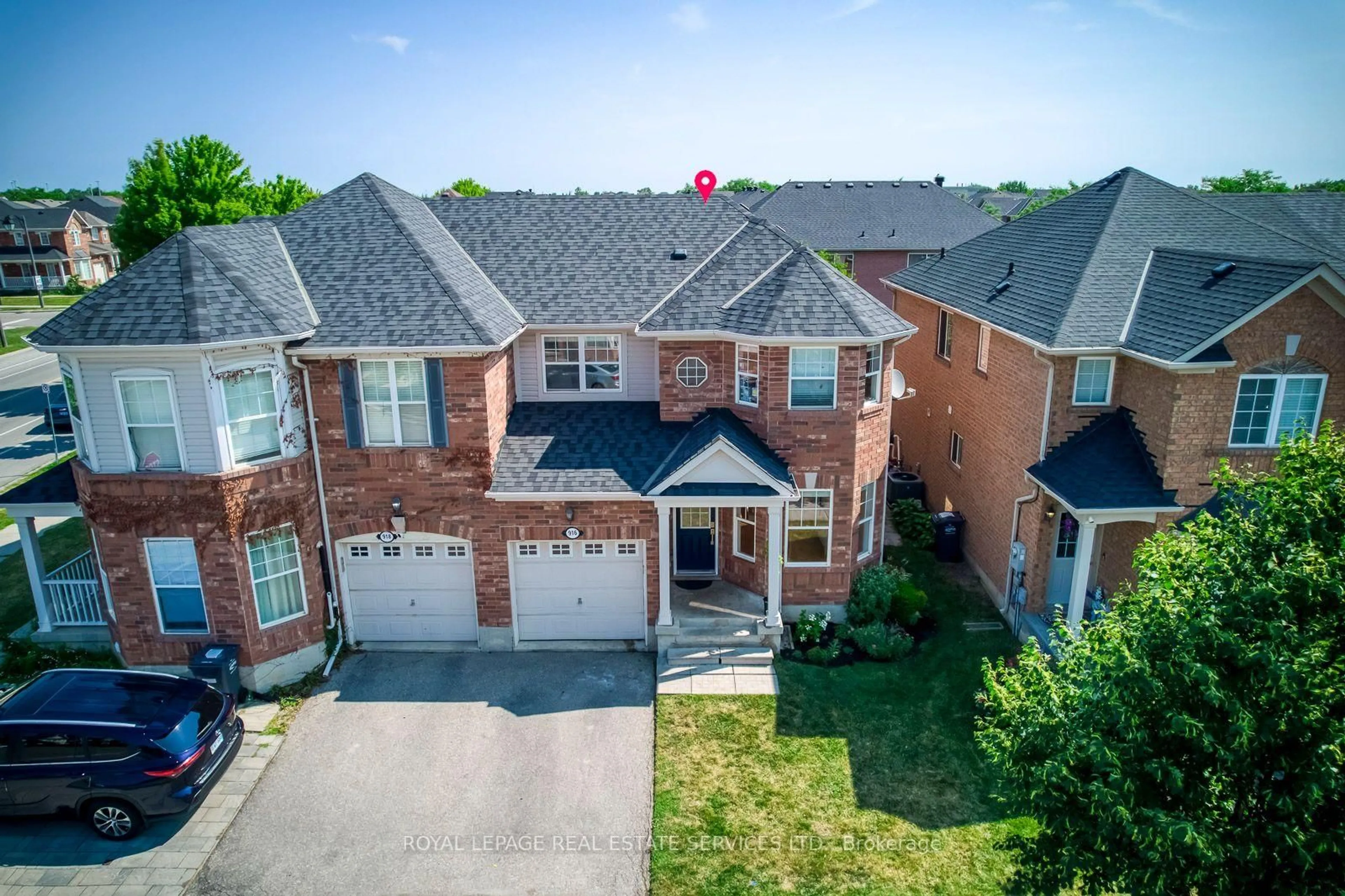 A pic from outside/outdoor area/front of a property/back of a property/a pic from drone, street for 916 McNair Circ, Milton Ontario L9T 6Y5