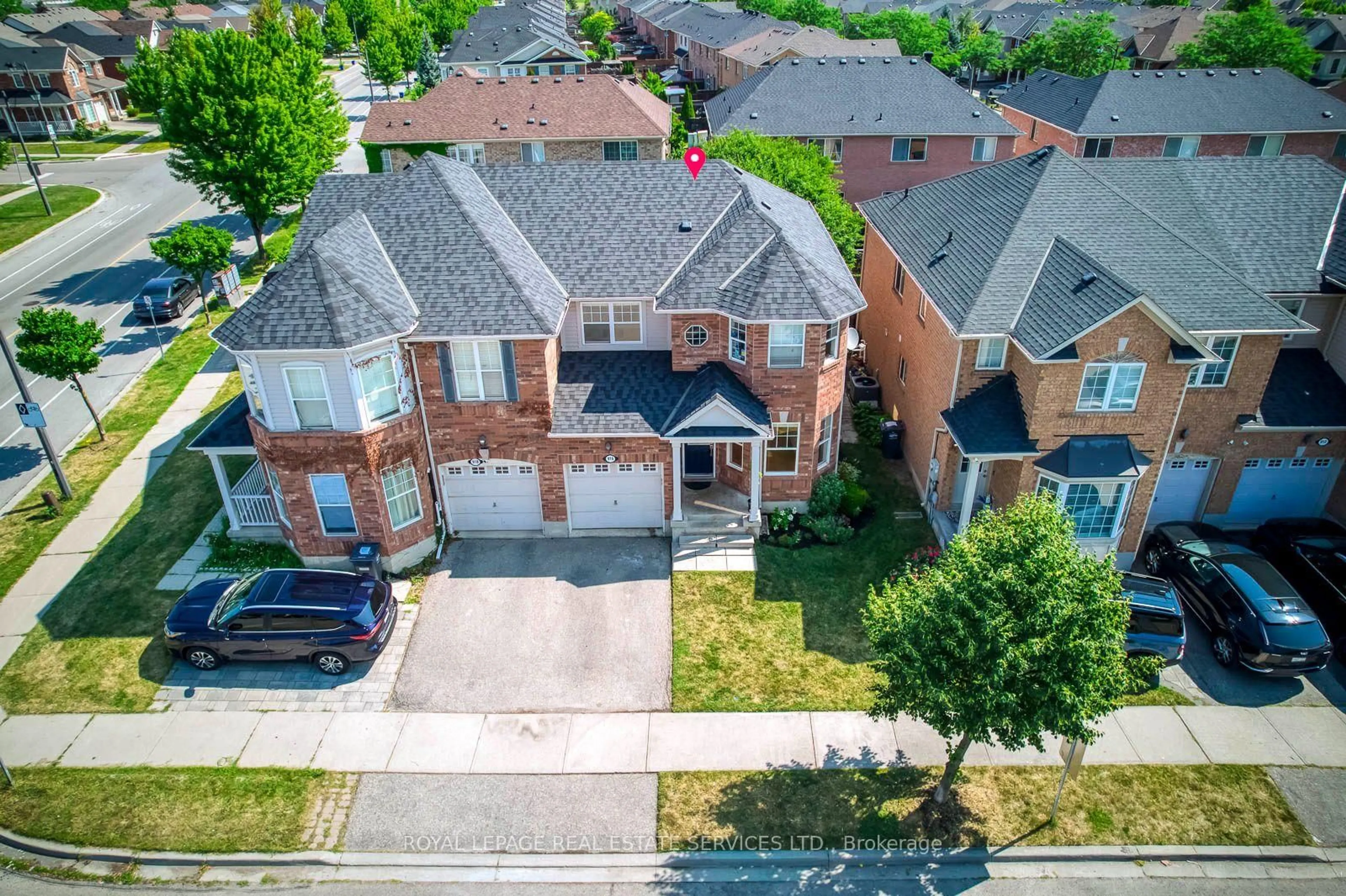 A pic from outside/outdoor area/front of a property/back of a property/a pic from drone, street for 916 McNair Circ, Milton Ontario L9T 6Y5
