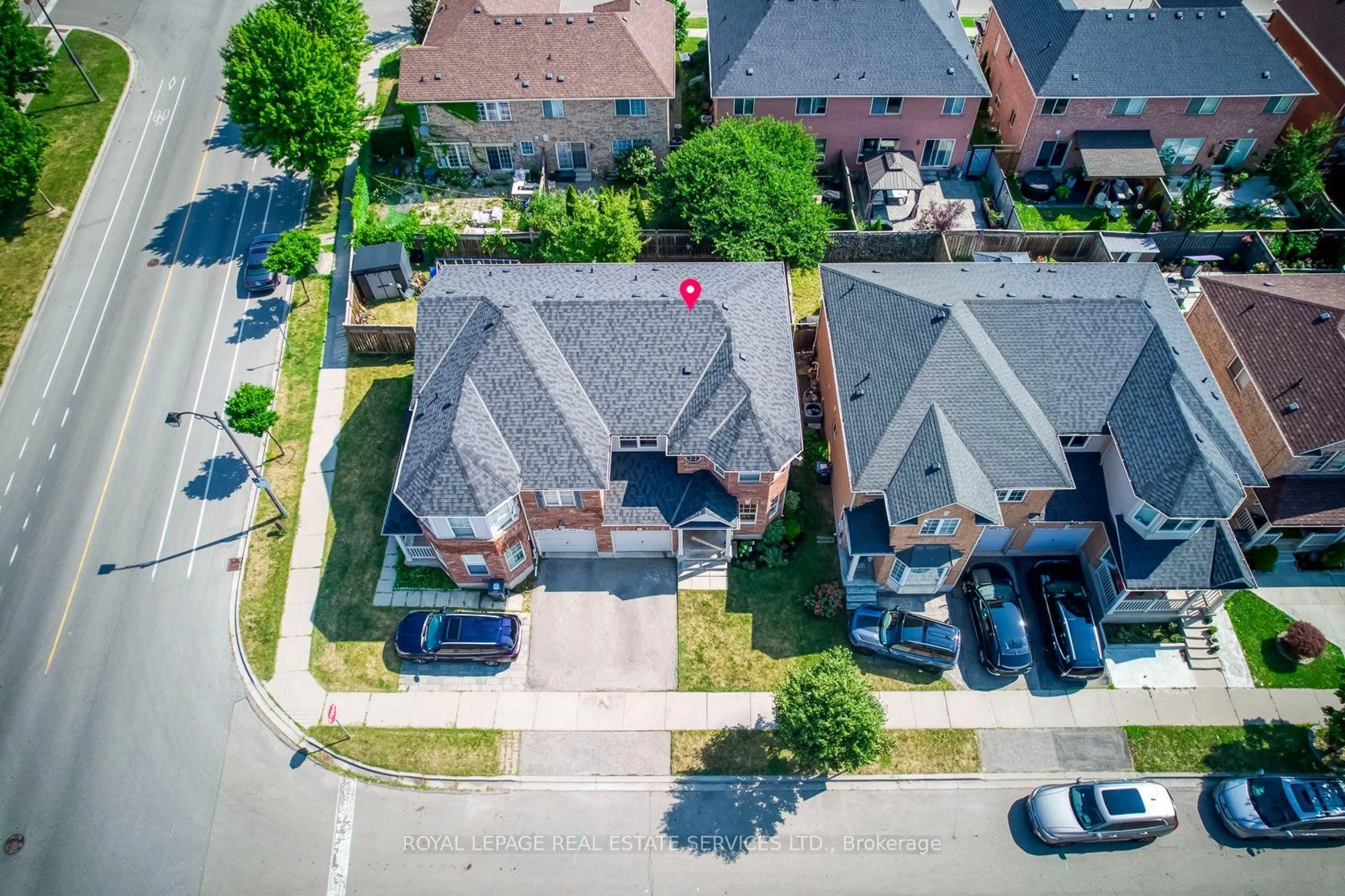 A pic from outside/outdoor area/front of a property/back of a property/a pic from drone, street for 916 McNair Circ, Milton Ontario L9T 6Y5