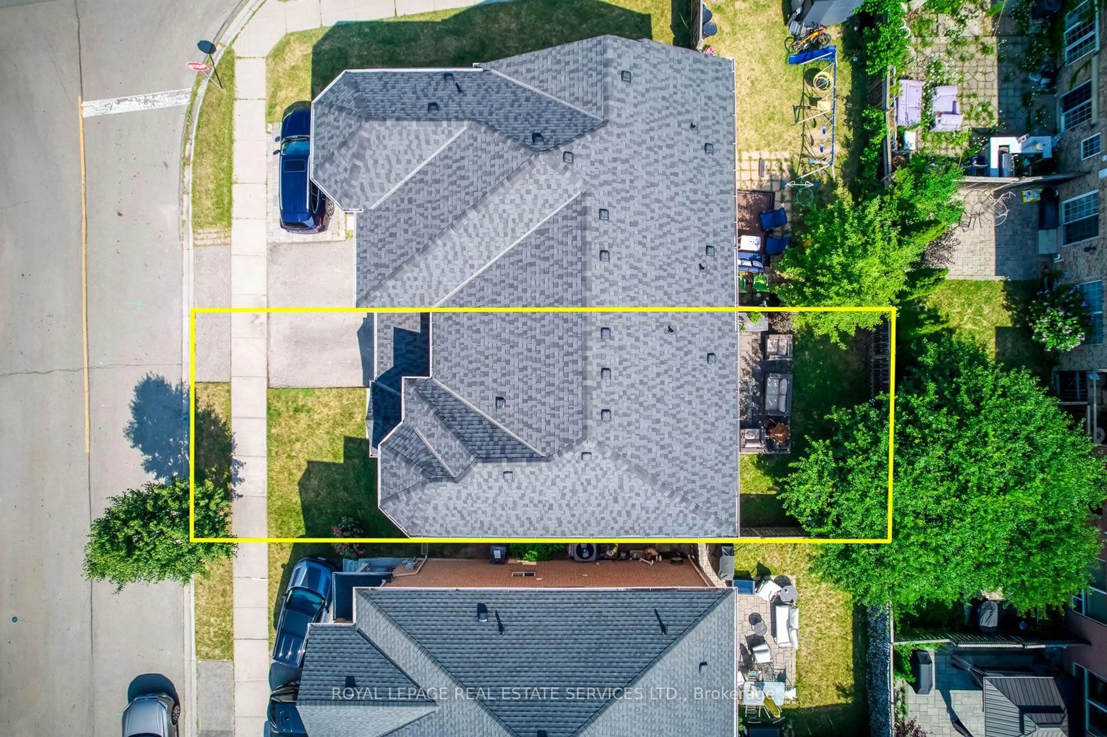 A pic from outside/outdoor area/front of a property/back of a property/a pic from drone, street for 916 McNair Circ, Milton Ontario L9T 6Y5