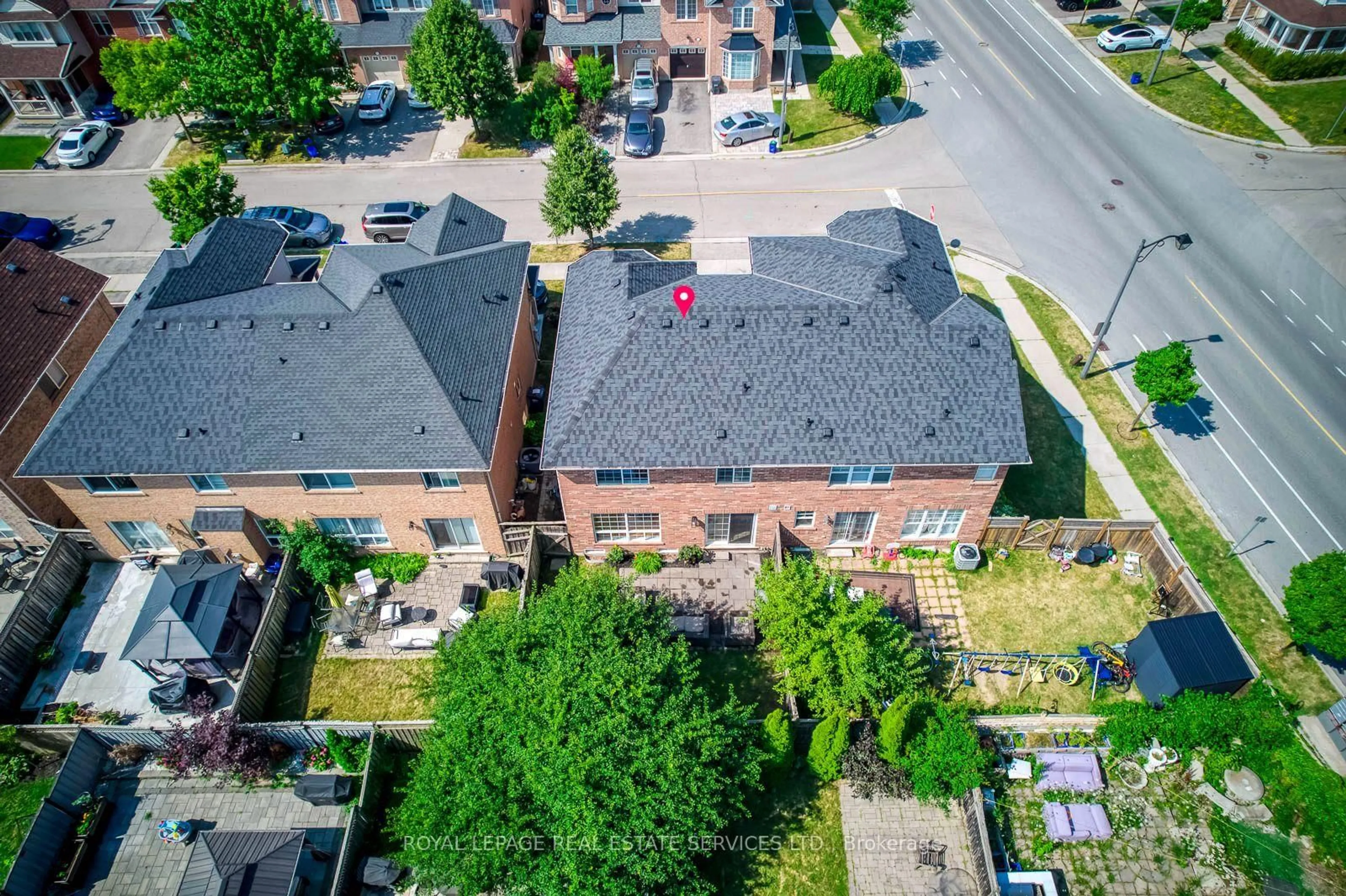 A pic from outside/outdoor area/front of a property/back of a property/a pic from drone, street for 916 McNair Circ, Milton Ontario L9T 6Y5