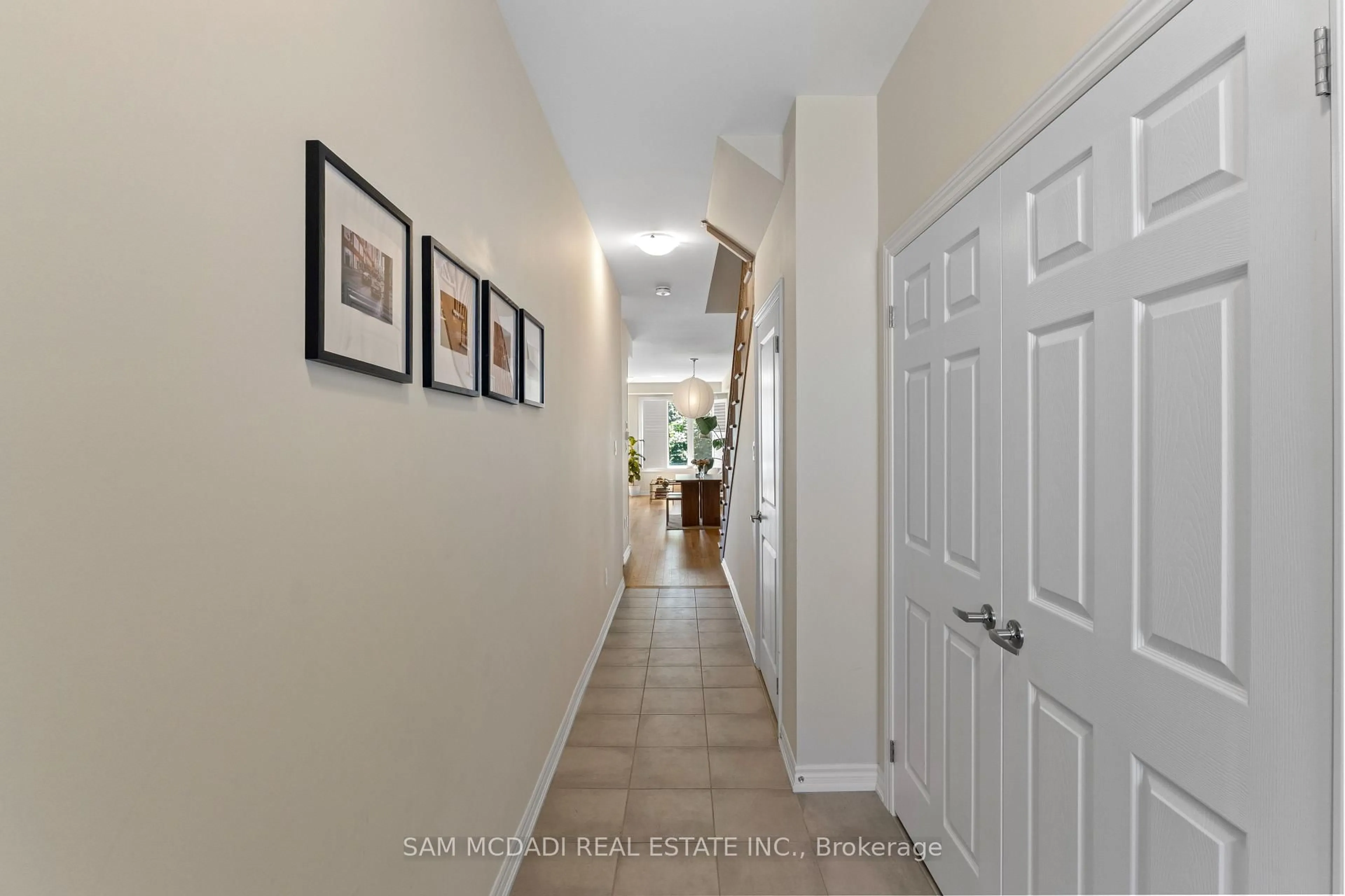 Indoor entryway for 2076 Coppenwood Common, Burlington Ontario L7P 0V8
