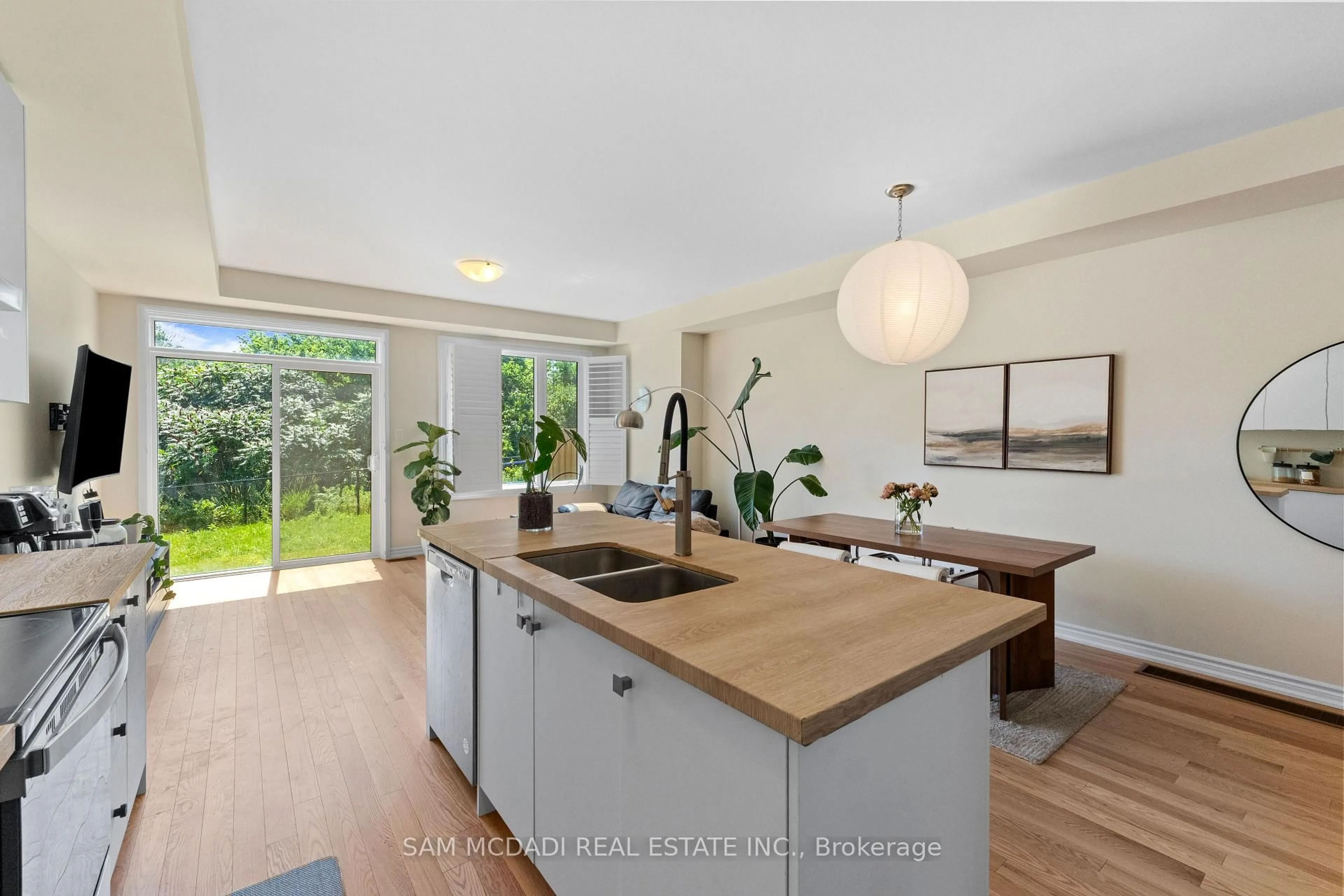 Open concept kitchen, unknown for 2076 Coppenwood Common, Burlington Ontario L7P 0V8