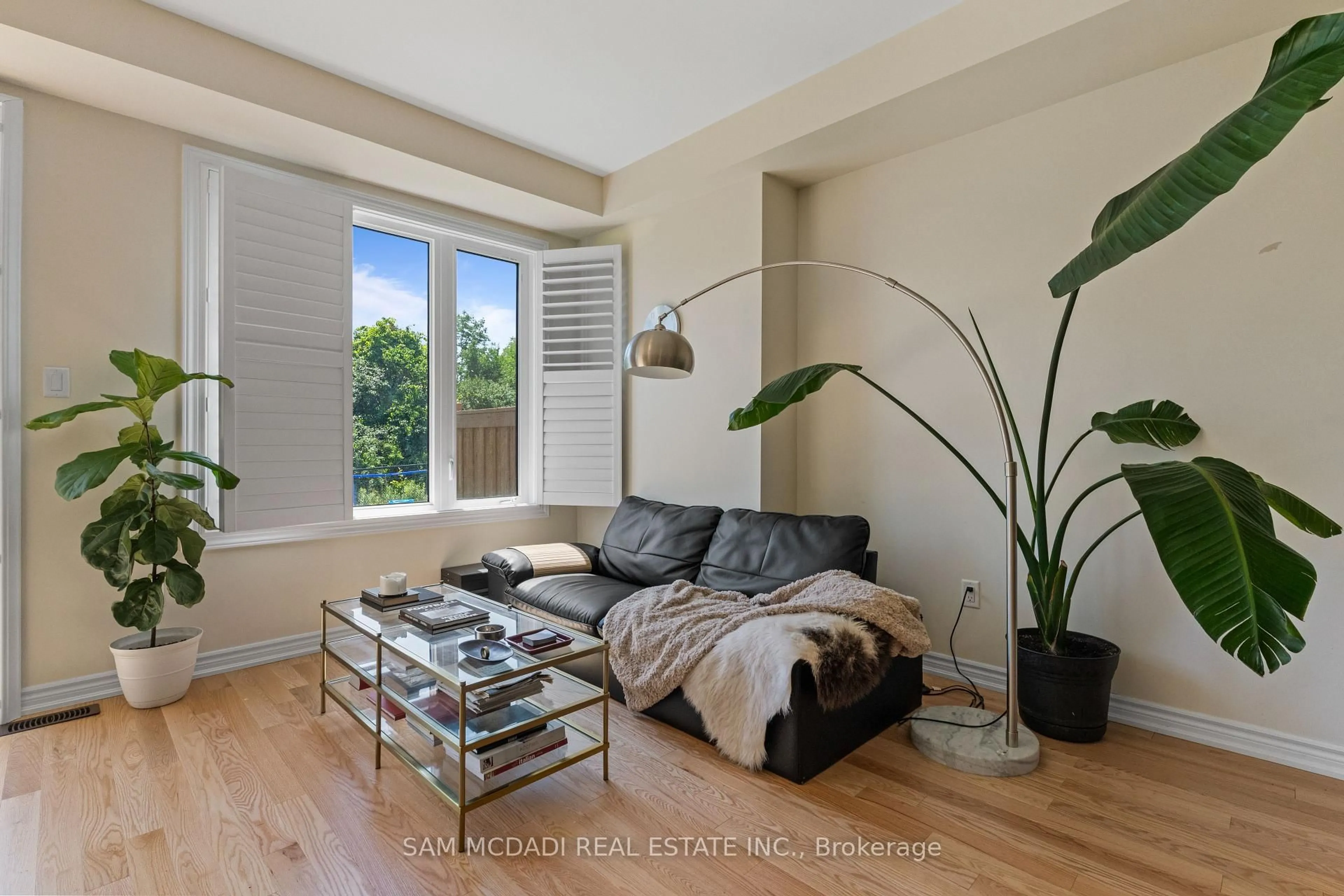 Living room with furniture, unknown for 2076 Coppenwood Common, Burlington Ontario L7P 0V8
