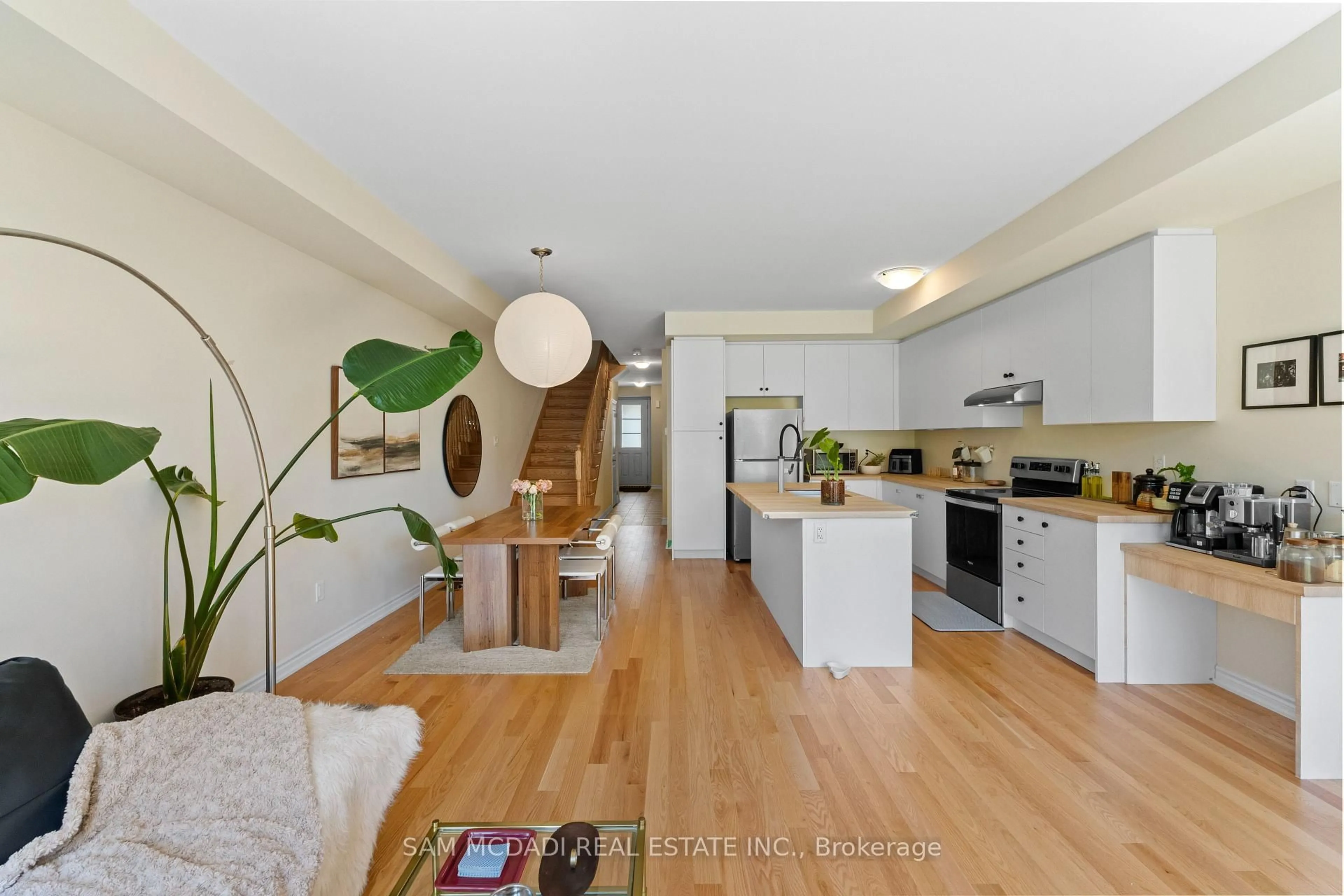 Open concept kitchen, wood/laminate floor for 2076 Coppenwood Common, Burlington Ontario L7P 0V8