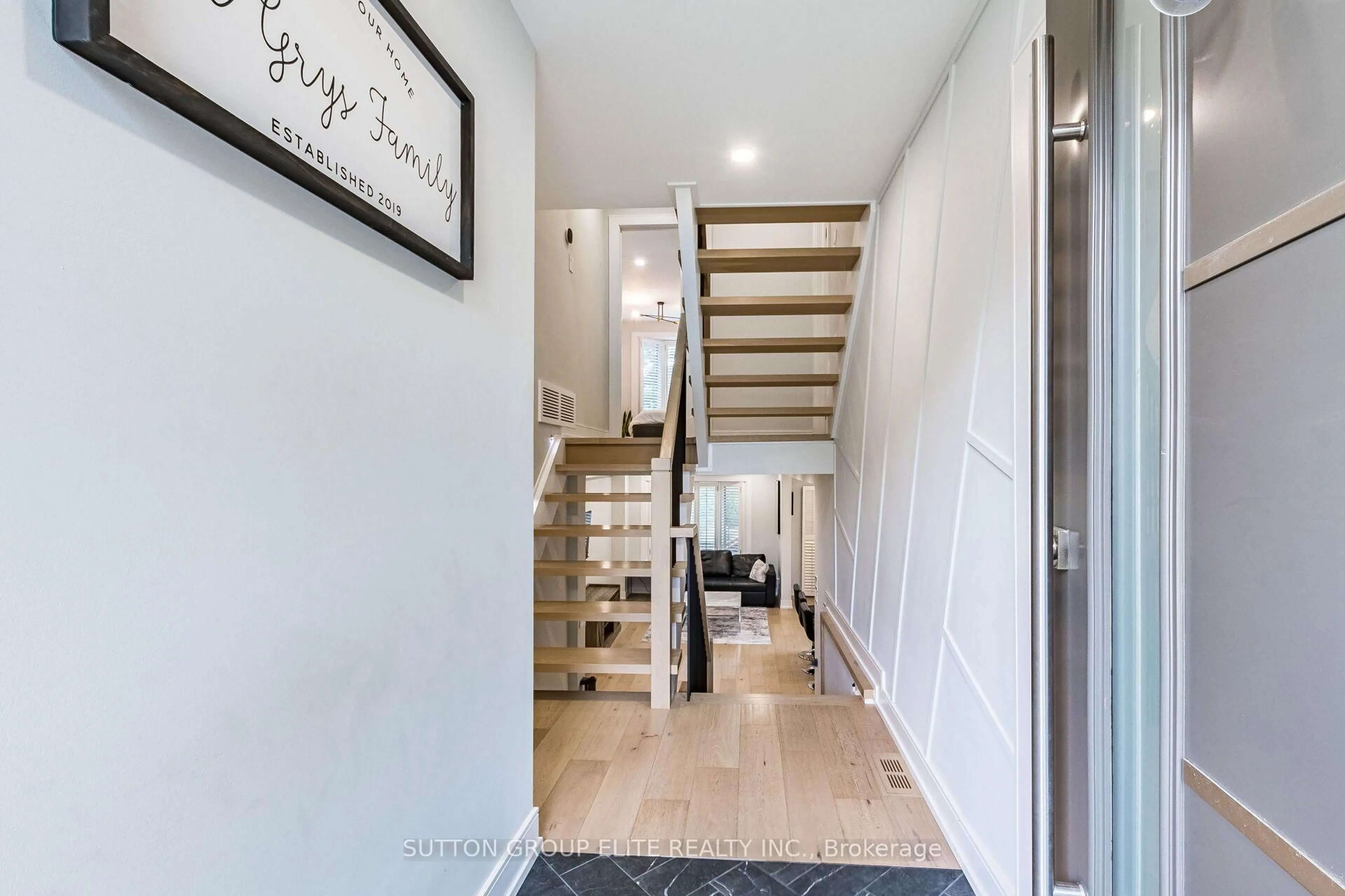 Indoor entryway for 1009 Ibar Way, Mississauga Ontario L5H 4H7