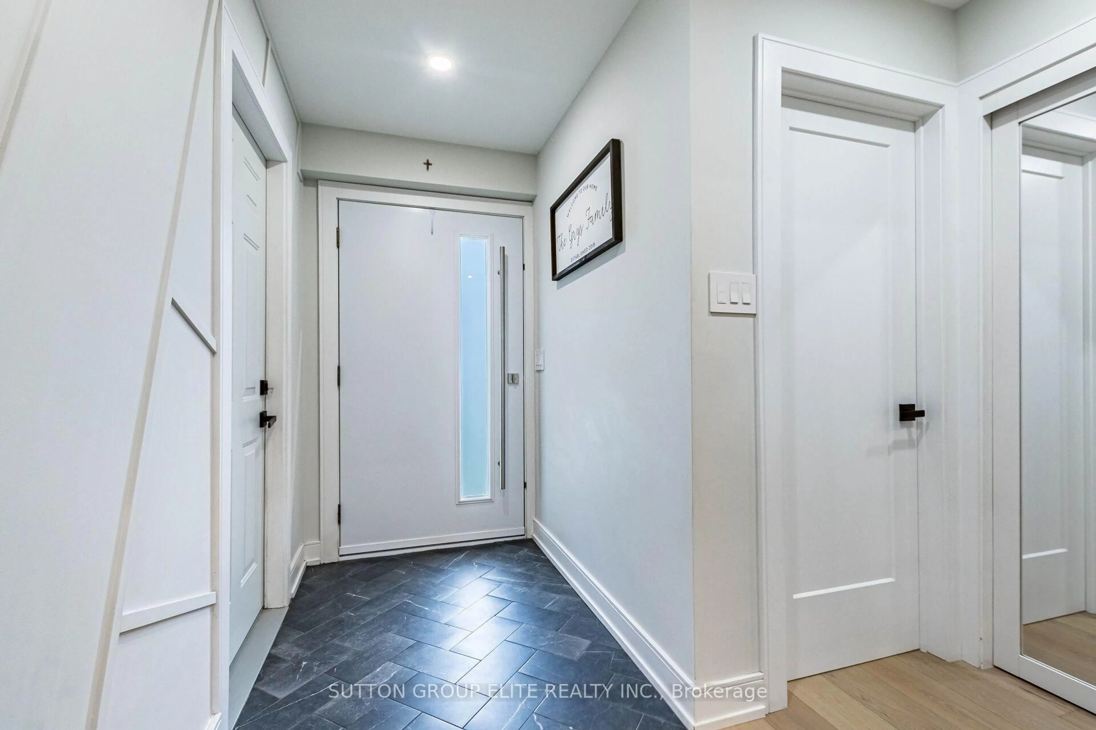 Indoor entryway for 1009 Ibar Way, Mississauga Ontario L5H 4H7