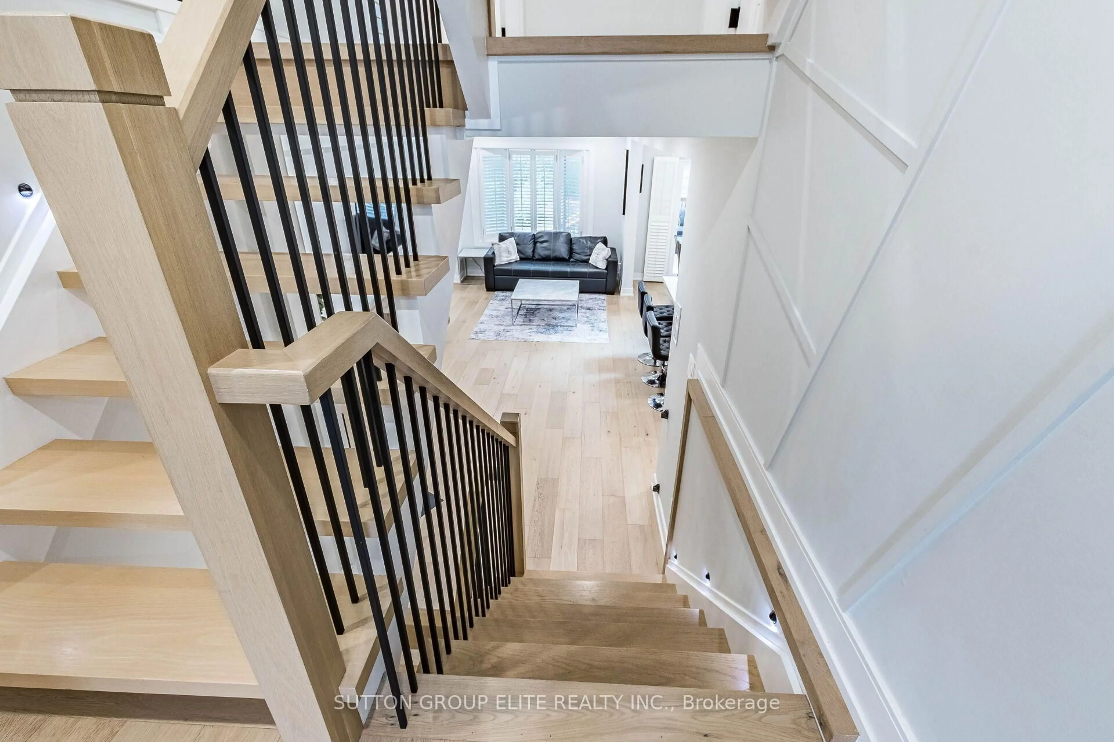 Stairs for 1009 Ibar Way, Mississauga Ontario L5H 4H7