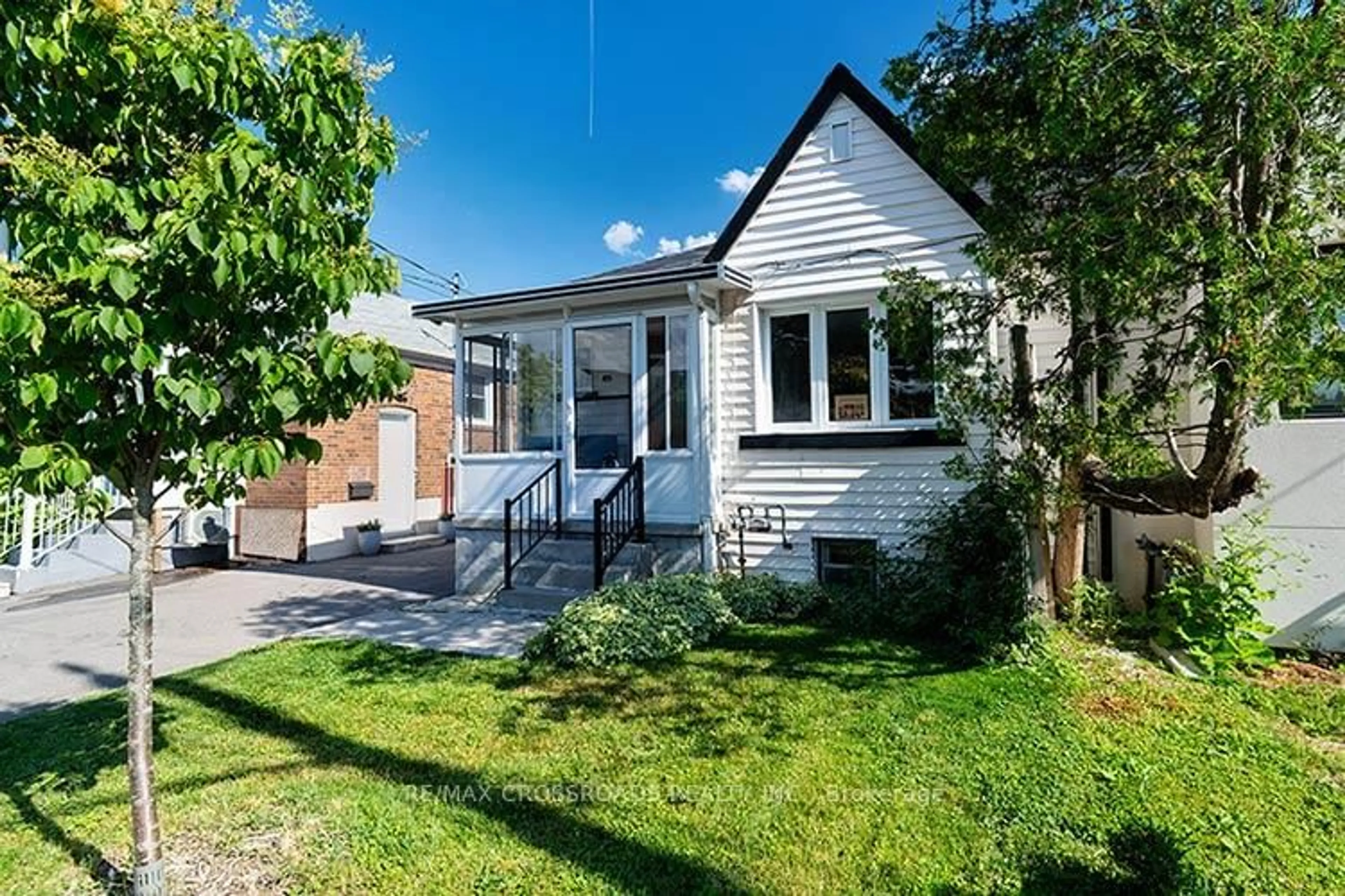 A pic from outside/outdoor area/front of a property/back of a property/a pic from drone, street for 65 Manitoba St, Toronto Ontario M8Y 1E1