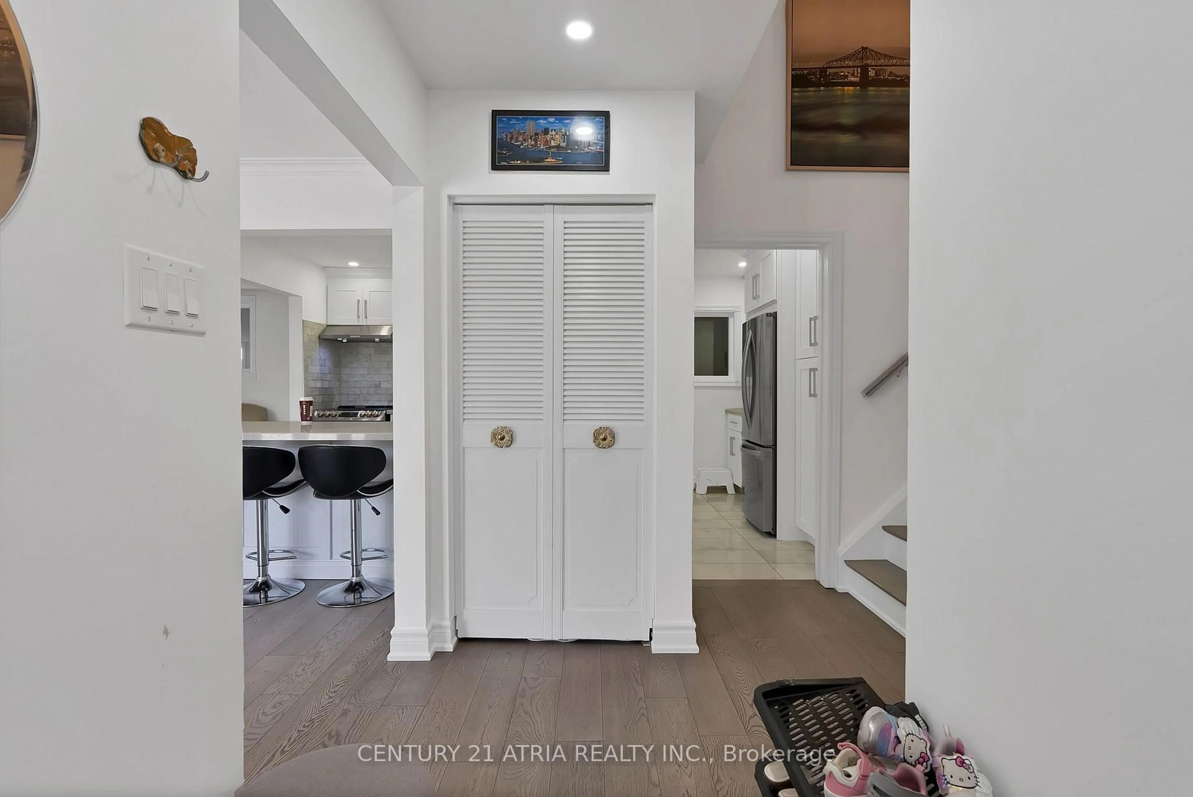 Indoor entryway for 56 Tobermory Dr, Toronto Ontario M3N 2R9