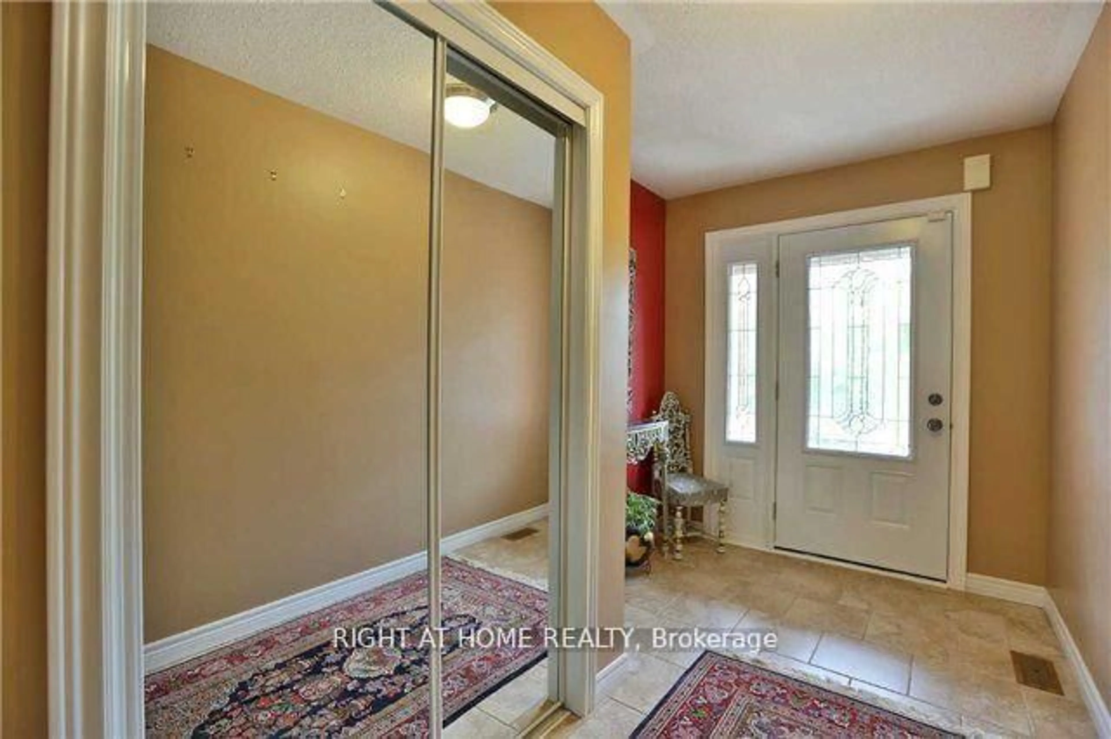 Indoor entryway for 5162 Falconcrest Dr, Burlington Ontario L7L 6K6