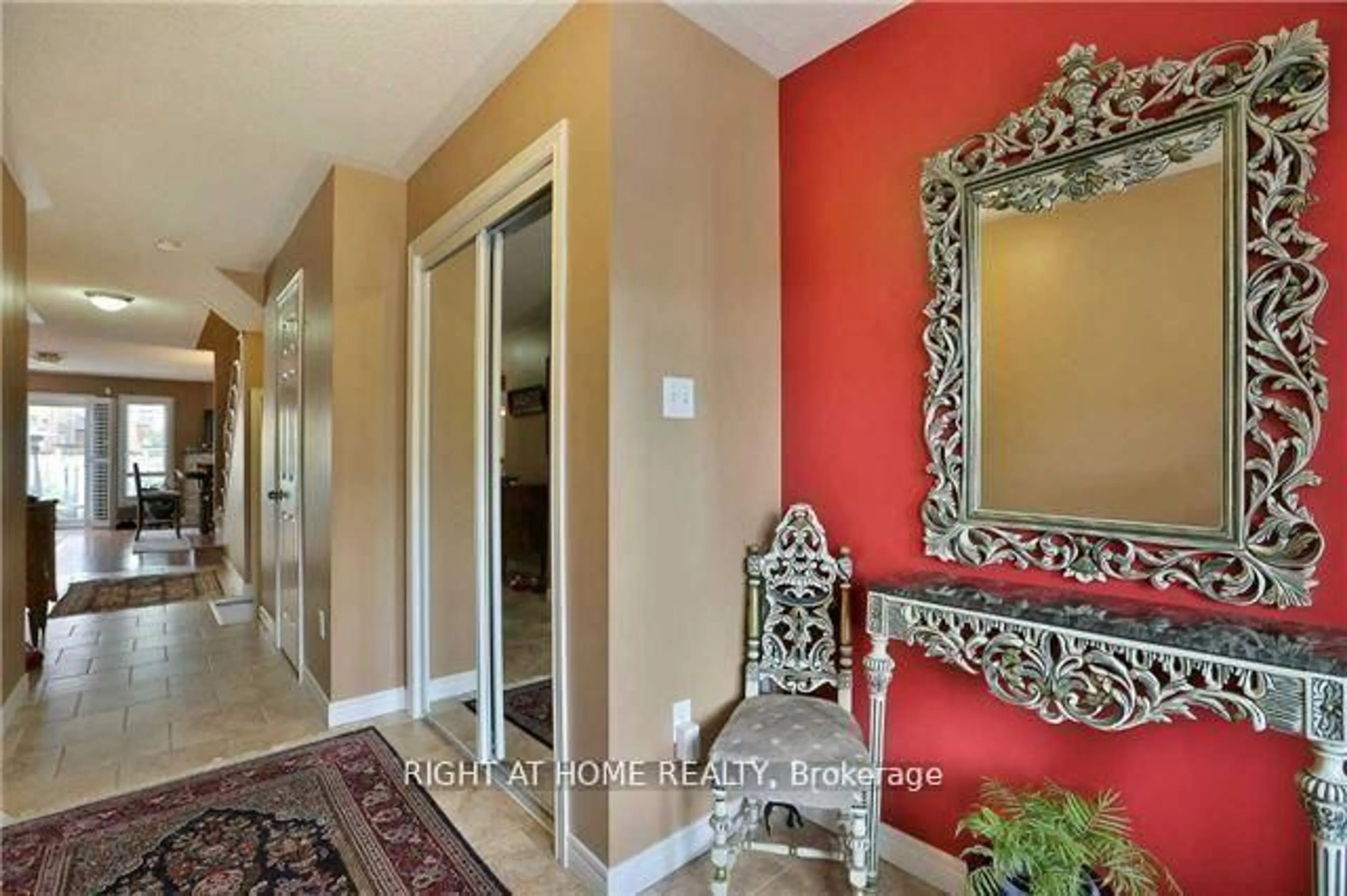 Indoor entryway for 5162 Falconcrest Dr, Burlington Ontario L7L 6K6