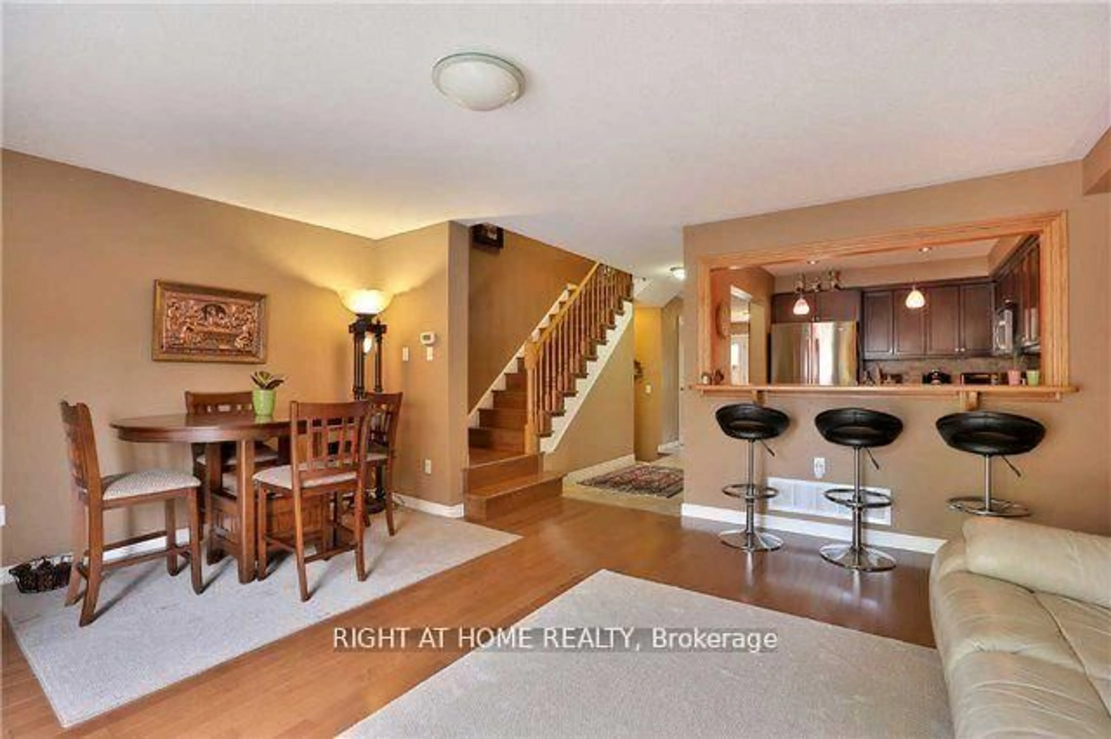 Indoor entryway for 5162 Falconcrest Dr, Burlington Ontario L7L 6K6