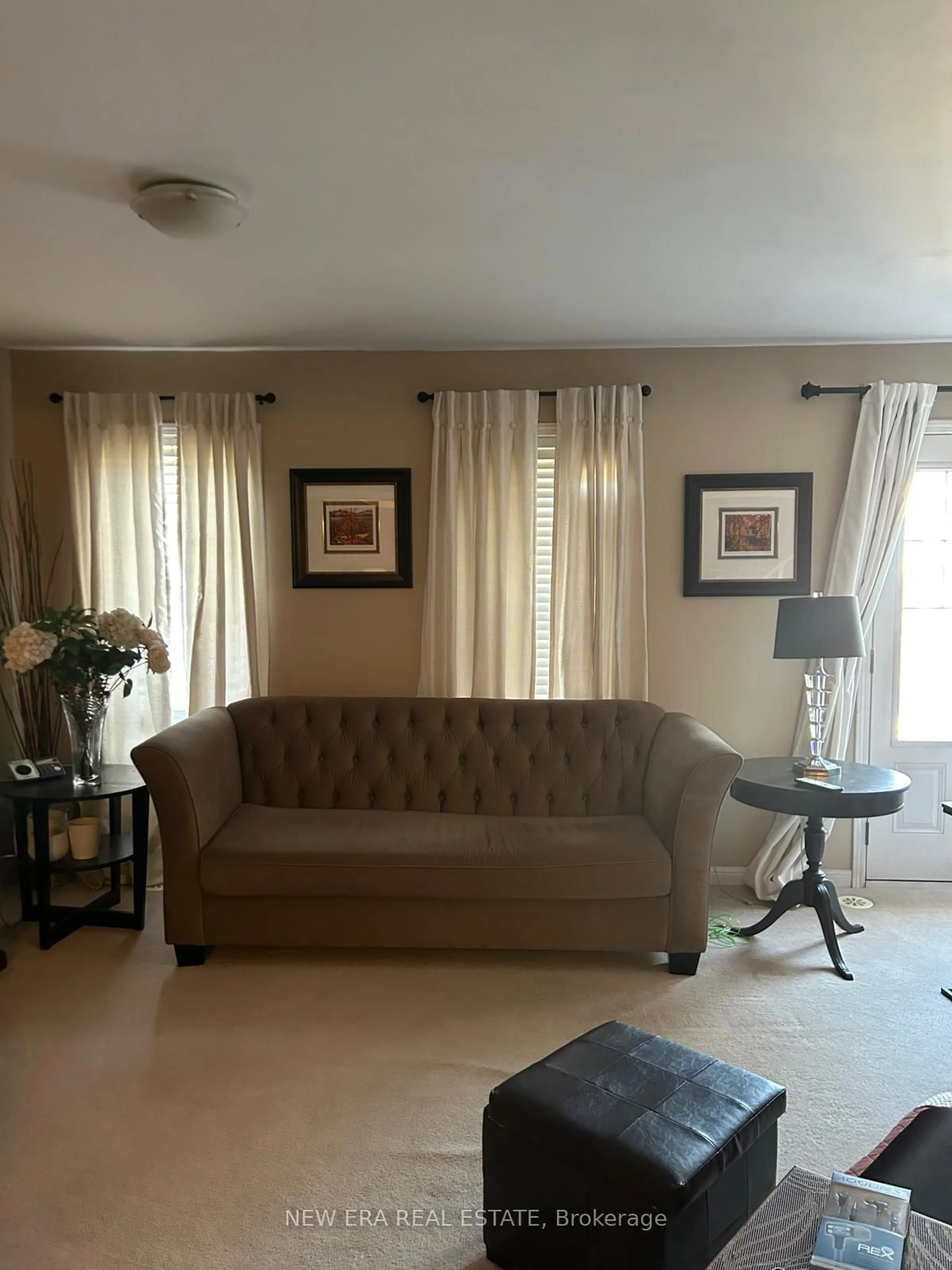 Living room with furniture, unknown for 225 Schreyer Cres, Milton Ontario L9T 7B6