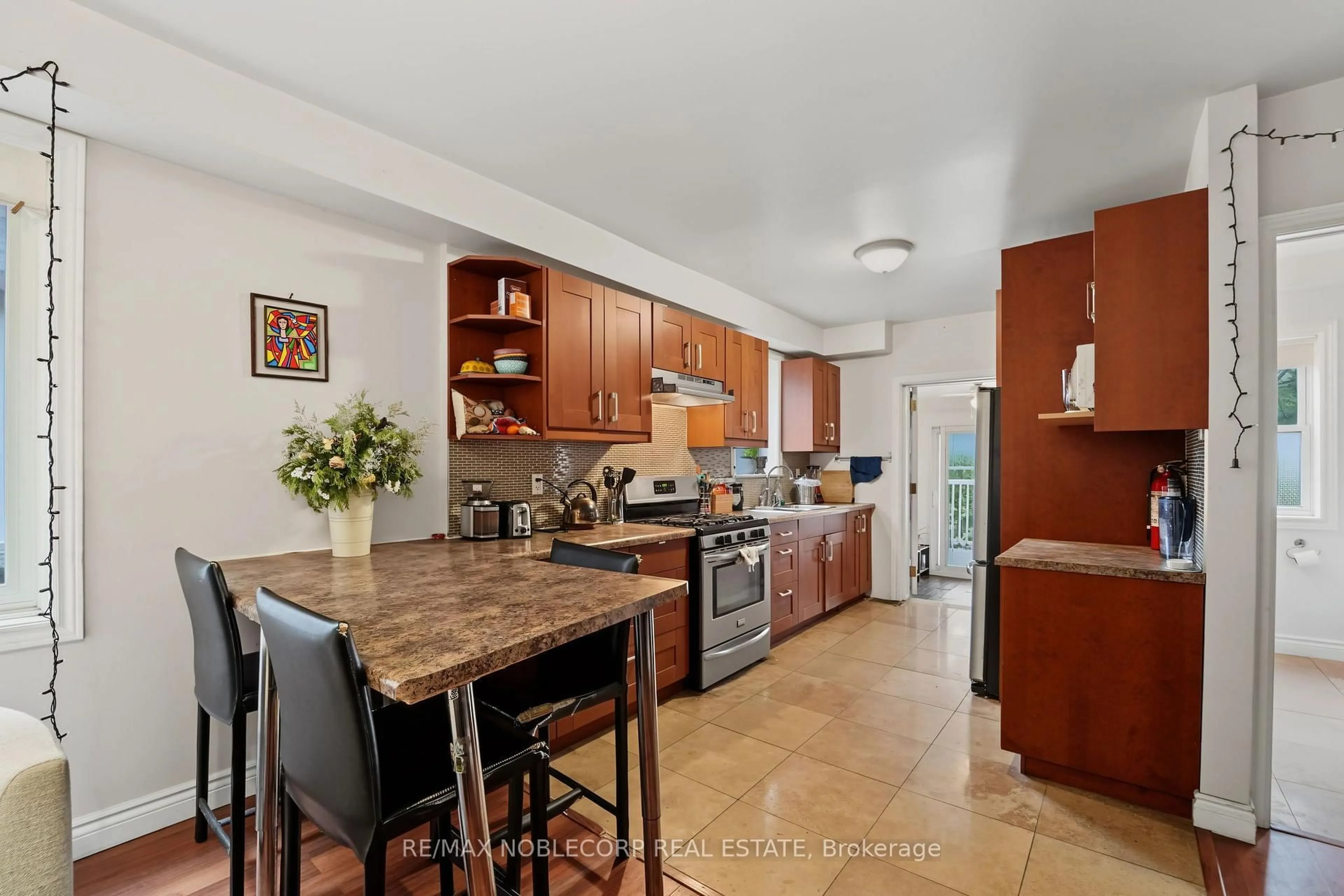 Open concept kitchen, ceramic/tile floor for 1035 Dovercourt Rd, Toronto Ontario M6H 2X7