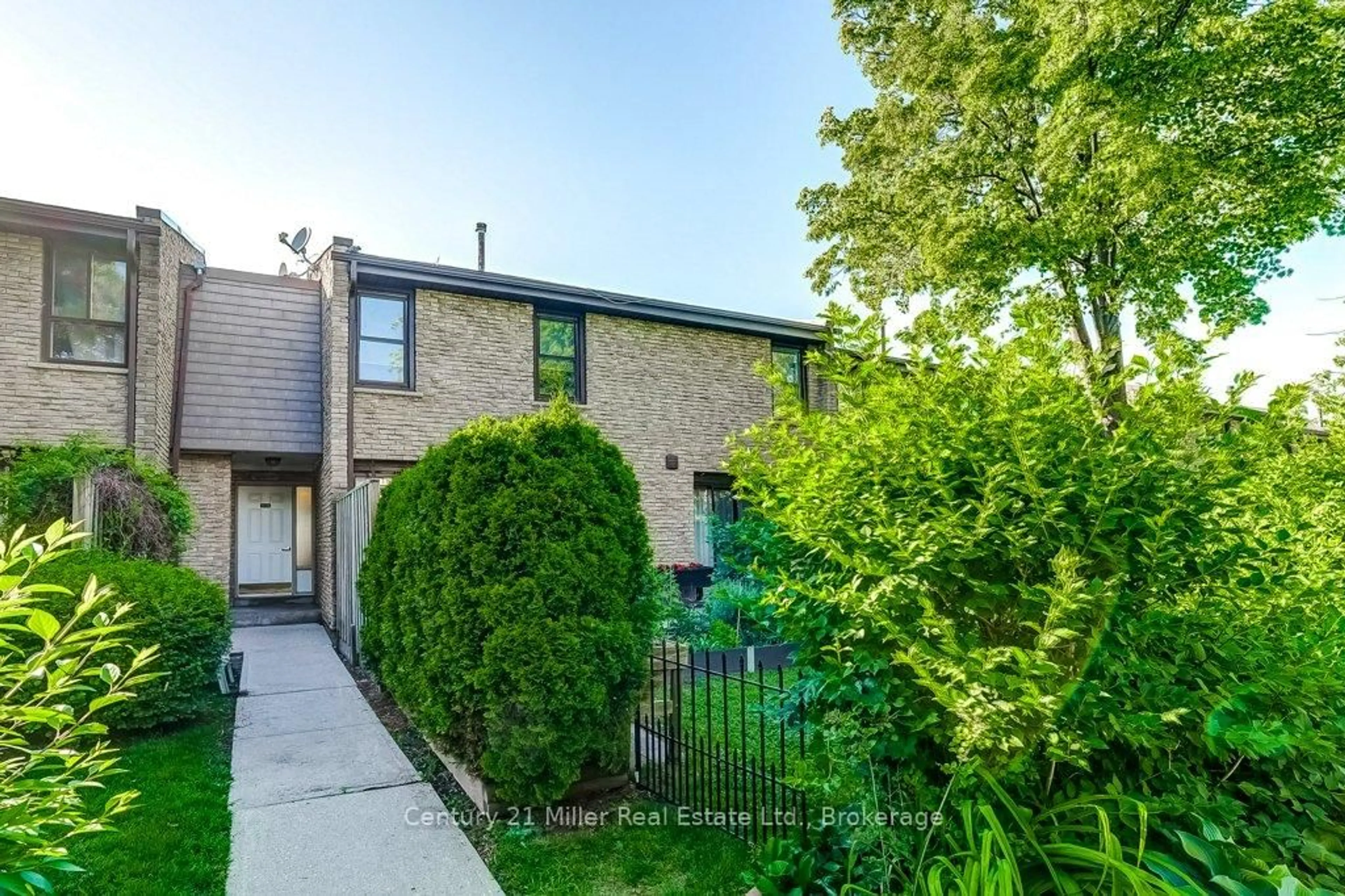 A pic from outside/outdoor area/front of a property/back of a property/a pic from drone, street for 2605 Woodchester Dr #36, Mississauga Ontario L5K 2E3