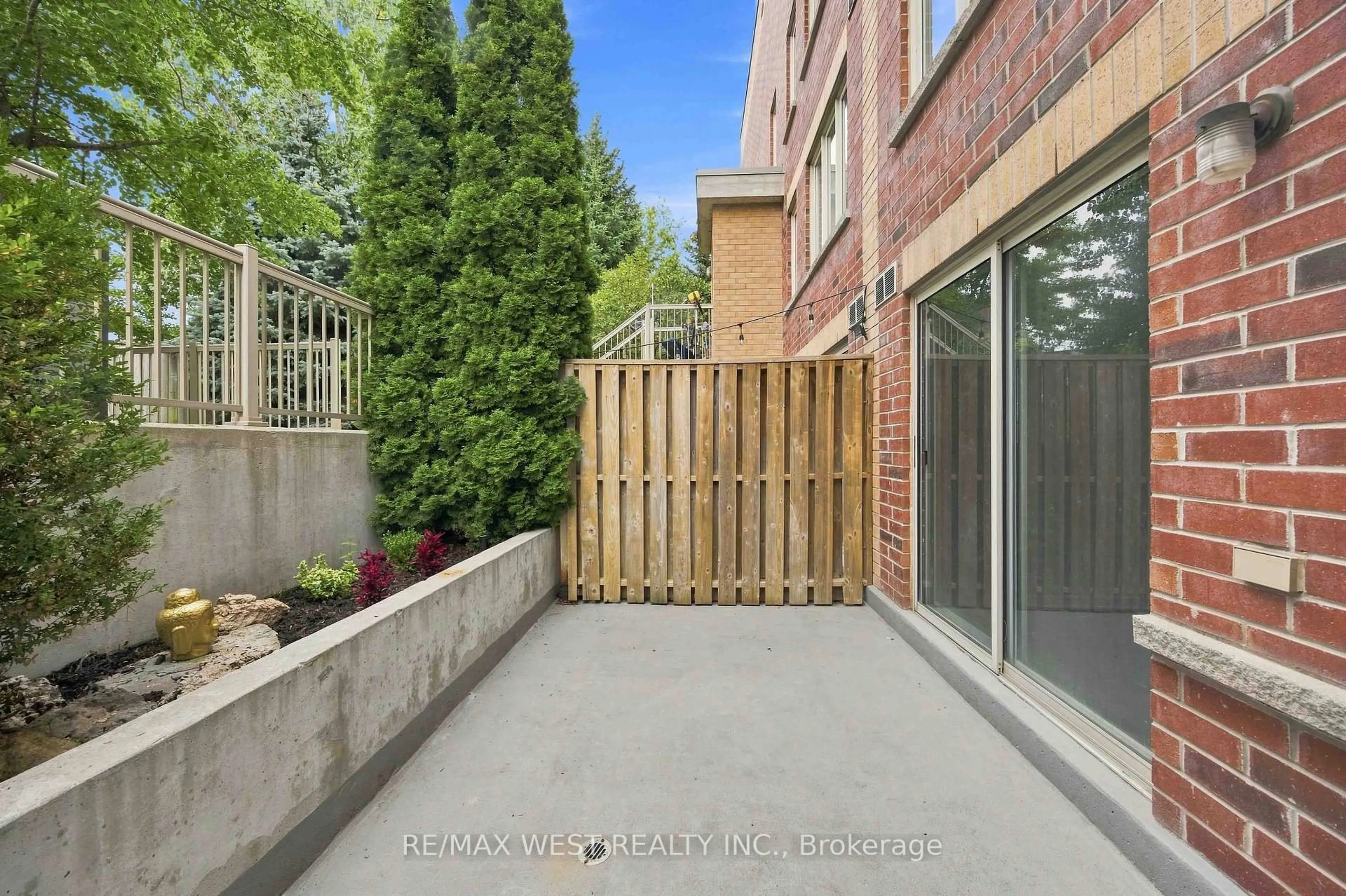 Patio, street for 20 Elsie Lane #122, Toronto Ontario M6P 3N9