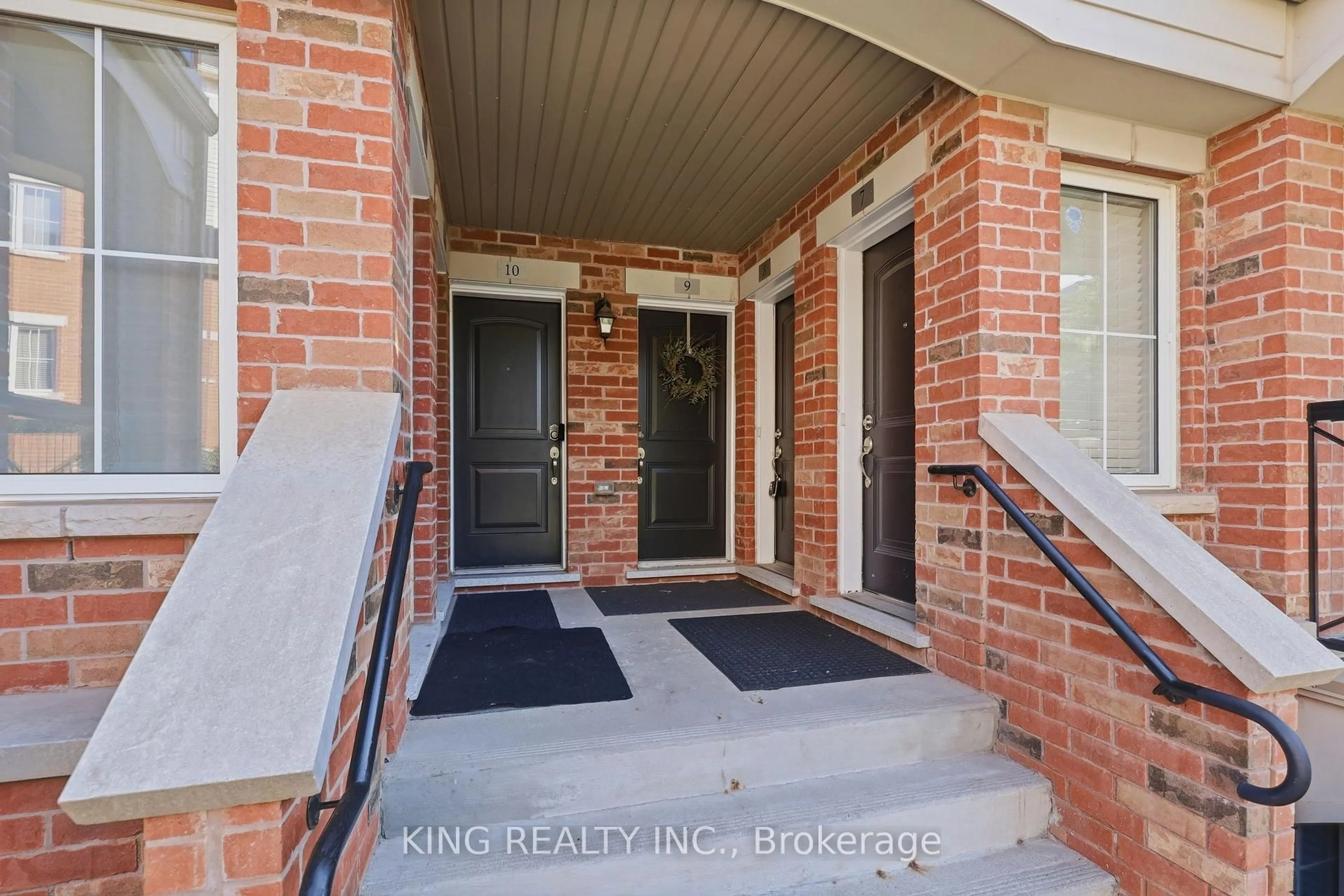 Indoor entryway for 35 Hays Blvd #8, Oakville Ontario L6H 0J1