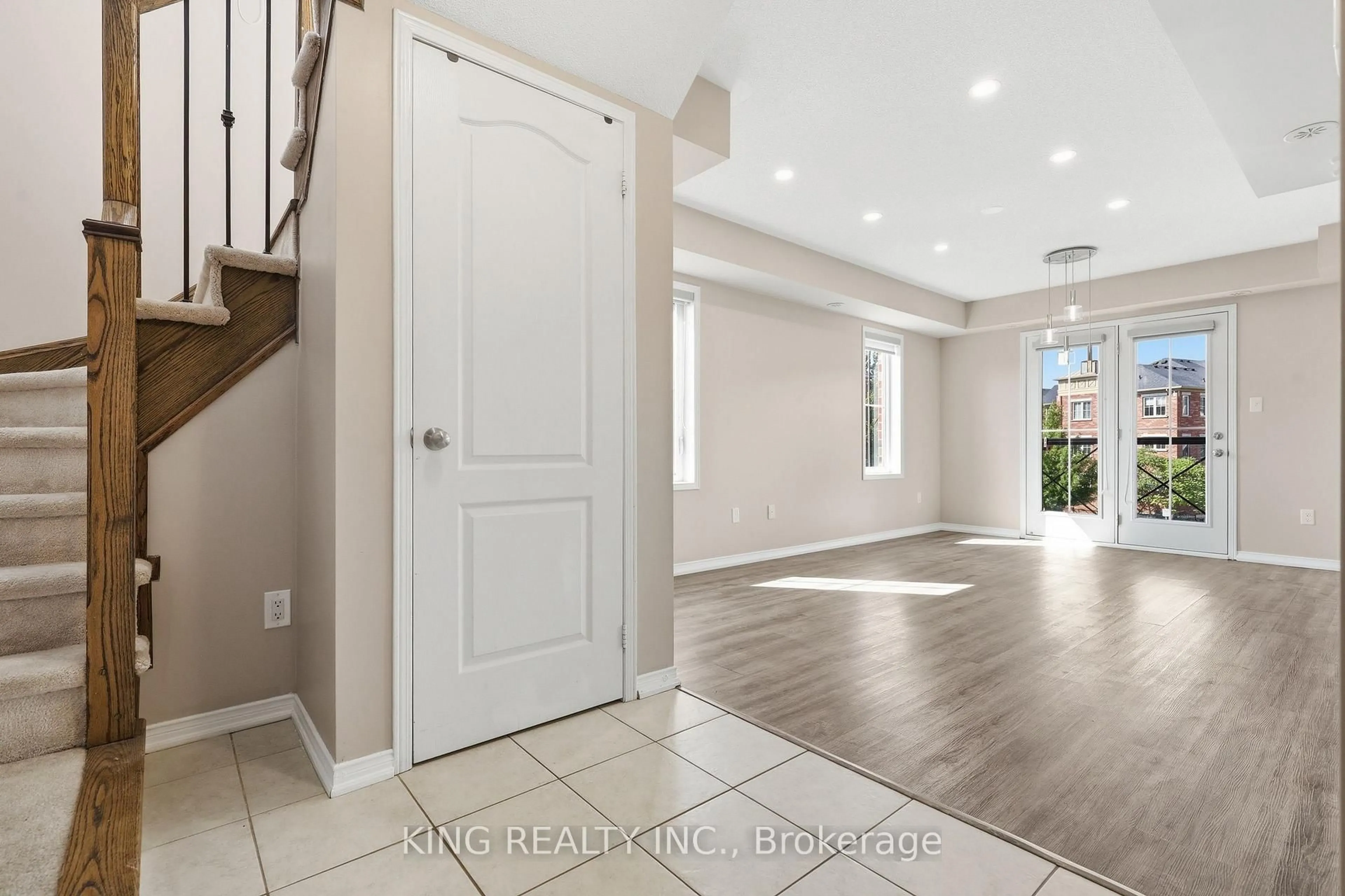 Indoor entryway for 35 Hays Blvd #8, Oakville Ontario L6H 0J1