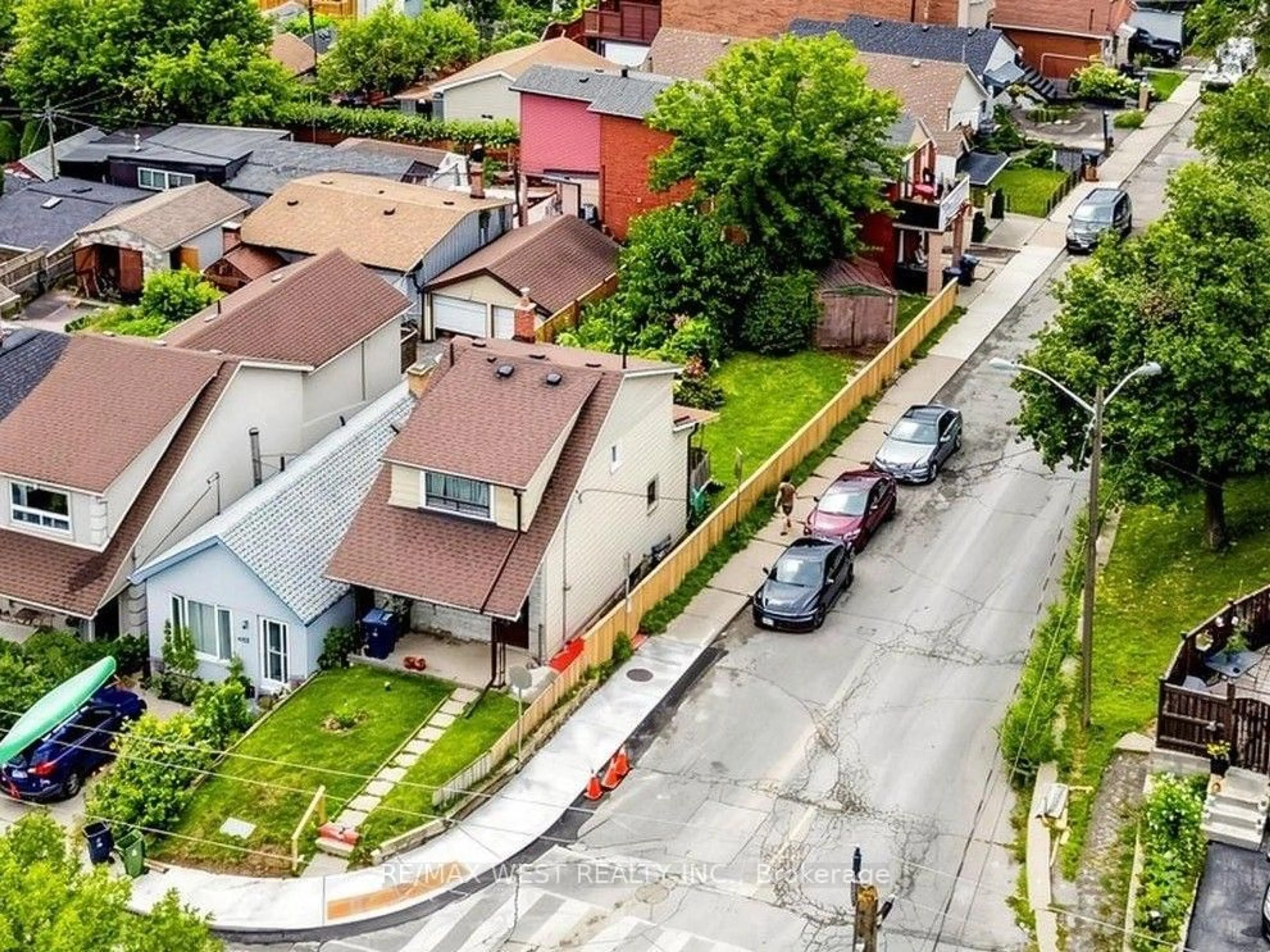 A pic from outside/outdoor area/front of a property/back of a property/a pic from drone, street for 410 Silverthorn Ave, Toronto Ontario M6M 3H2