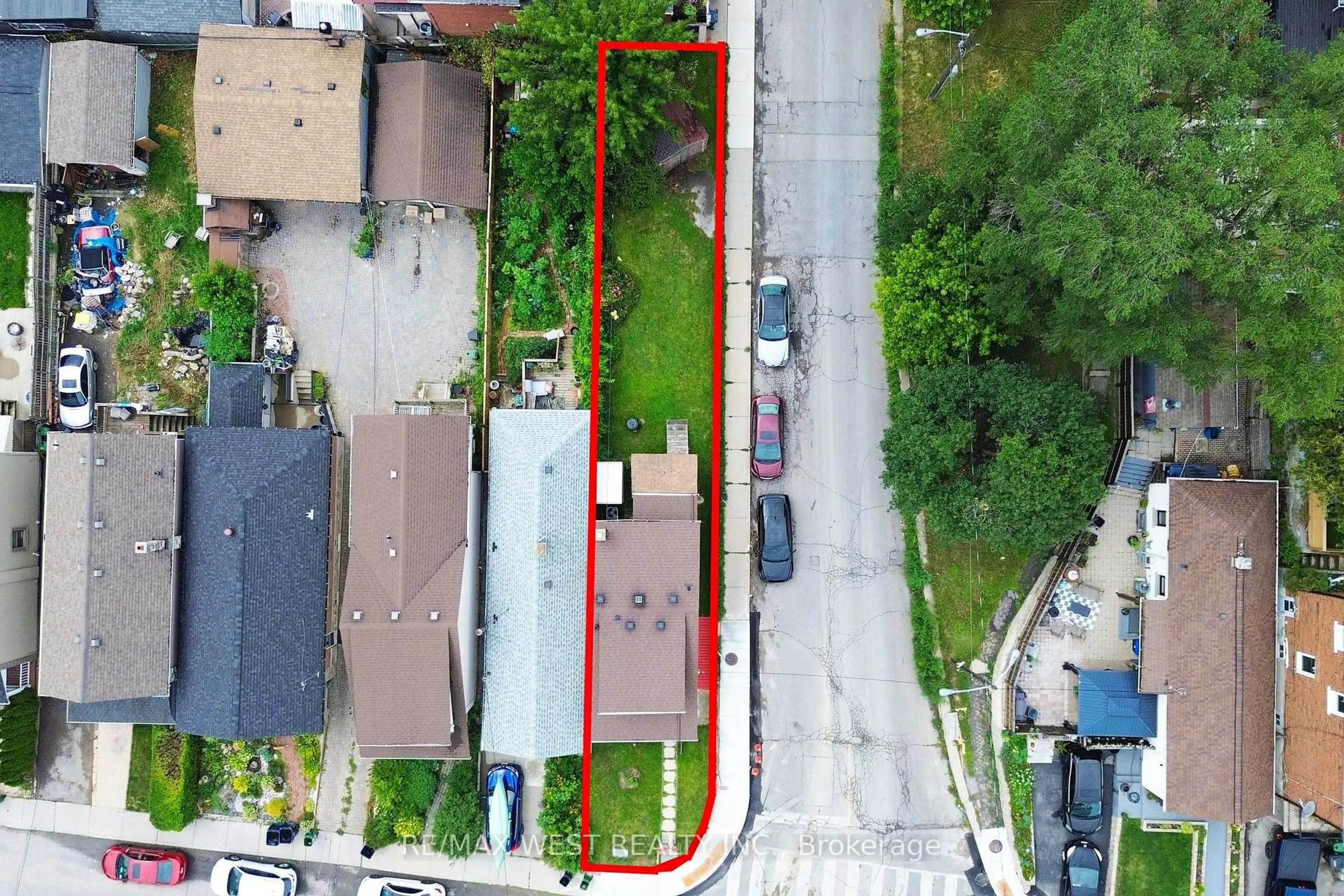A pic from outside/outdoor area/front of a property/back of a property/a pic from drone, street for 410 Silverthorn Ave, Toronto Ontario M6M 3H2