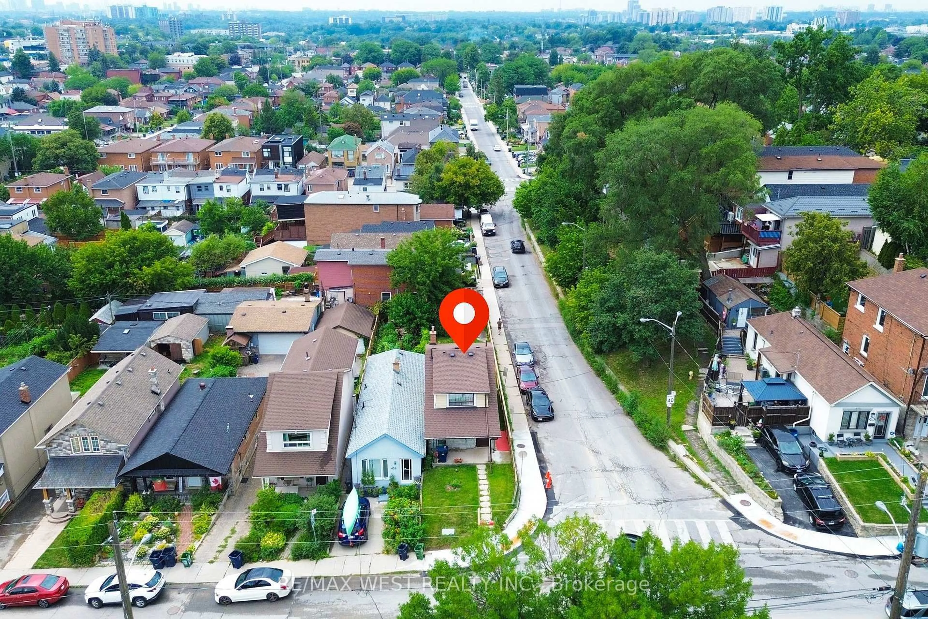 A pic from outside/outdoor area/front of a property/back of a property/a pic from drone, street for 410 Silverthorn Ave, Toronto Ontario M6M 3H2